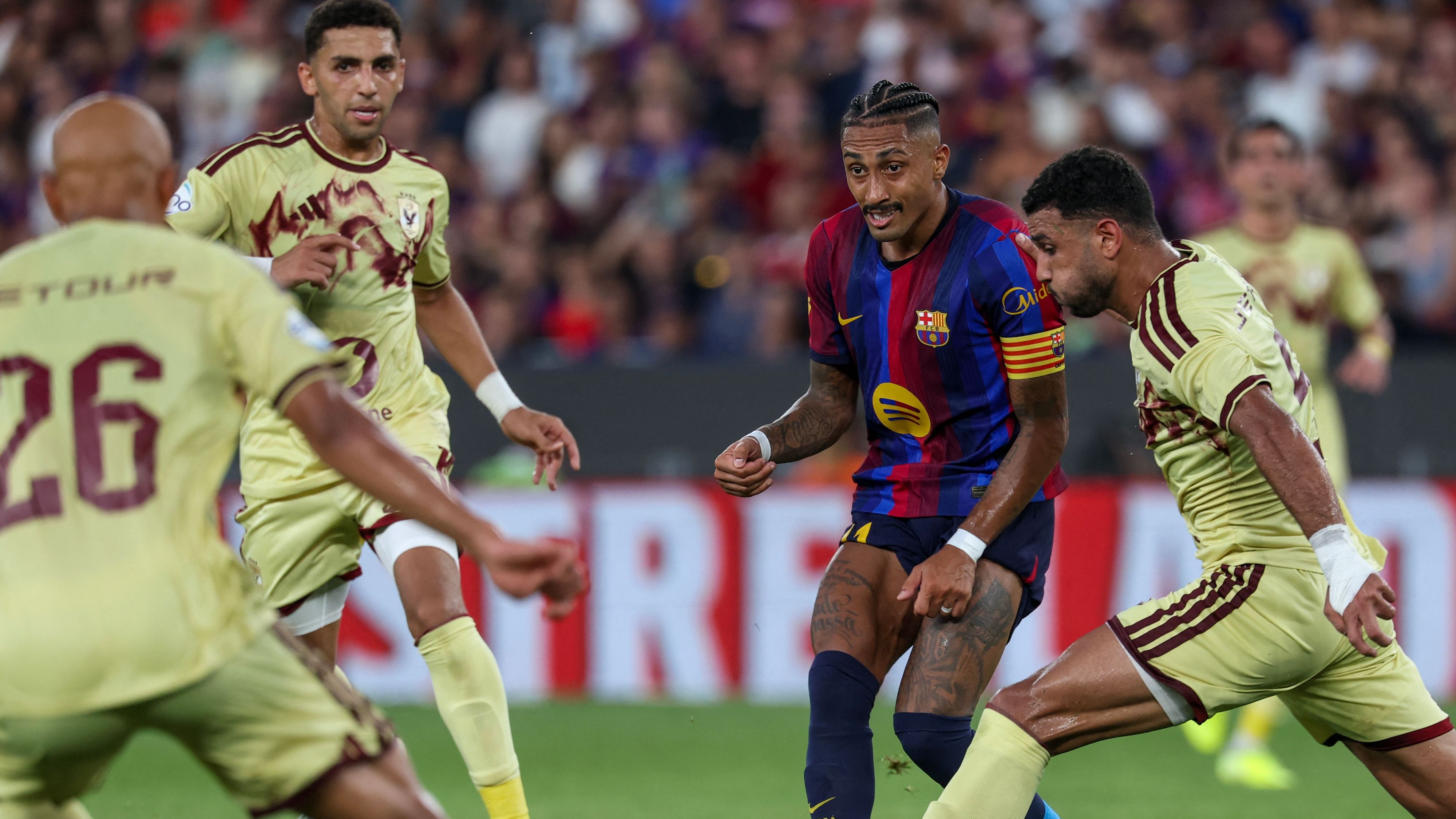 زيزو يقلص الفارق للأهلي أمام برشلونة ثم يغادر مصابًا