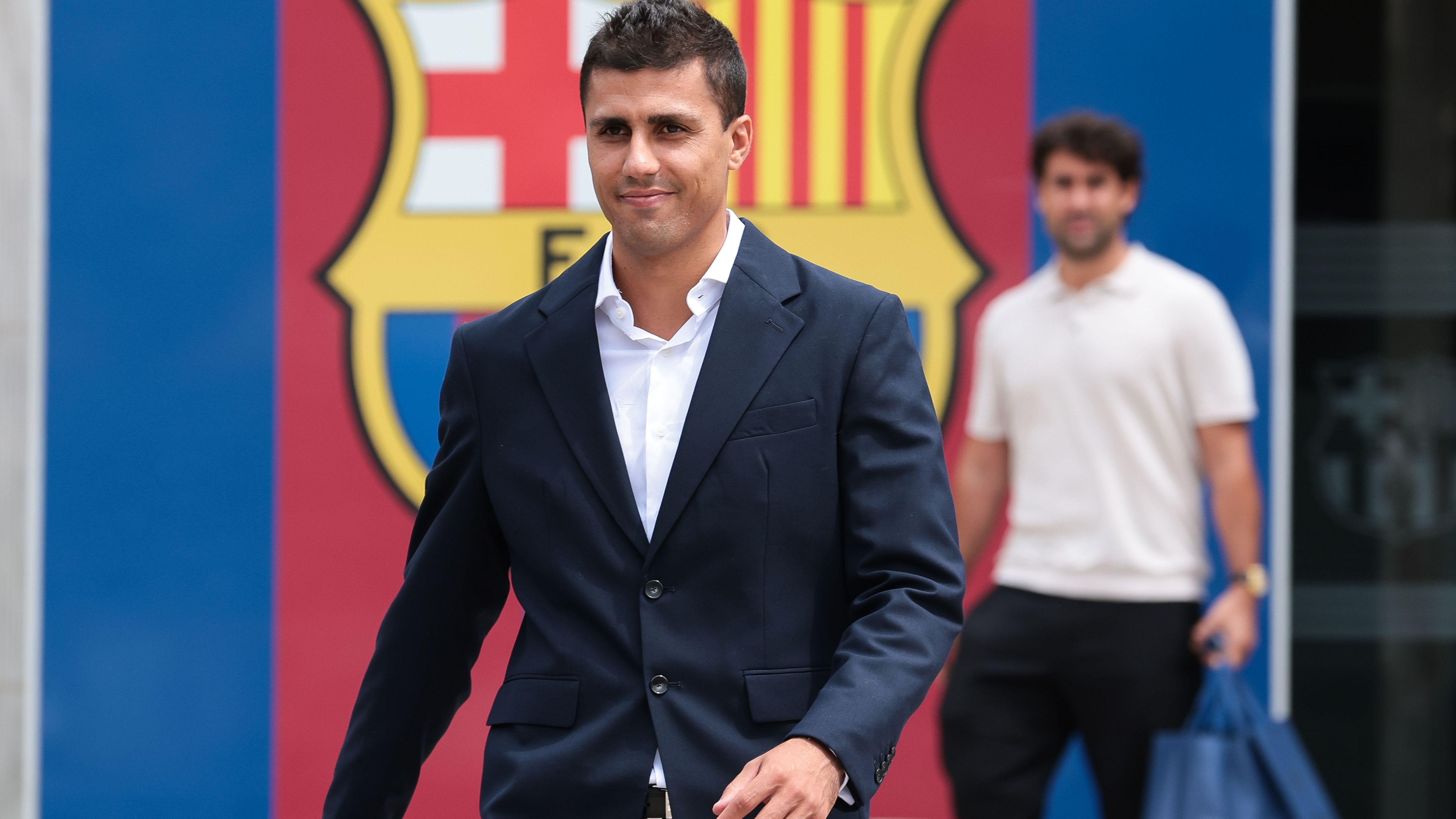 من «أفضل لاعب وسط» إلى «عجوز شبه منتهٍ».. سخرية من انقلاب خطاب الإعلام المدريدي بعد صفقة رودري