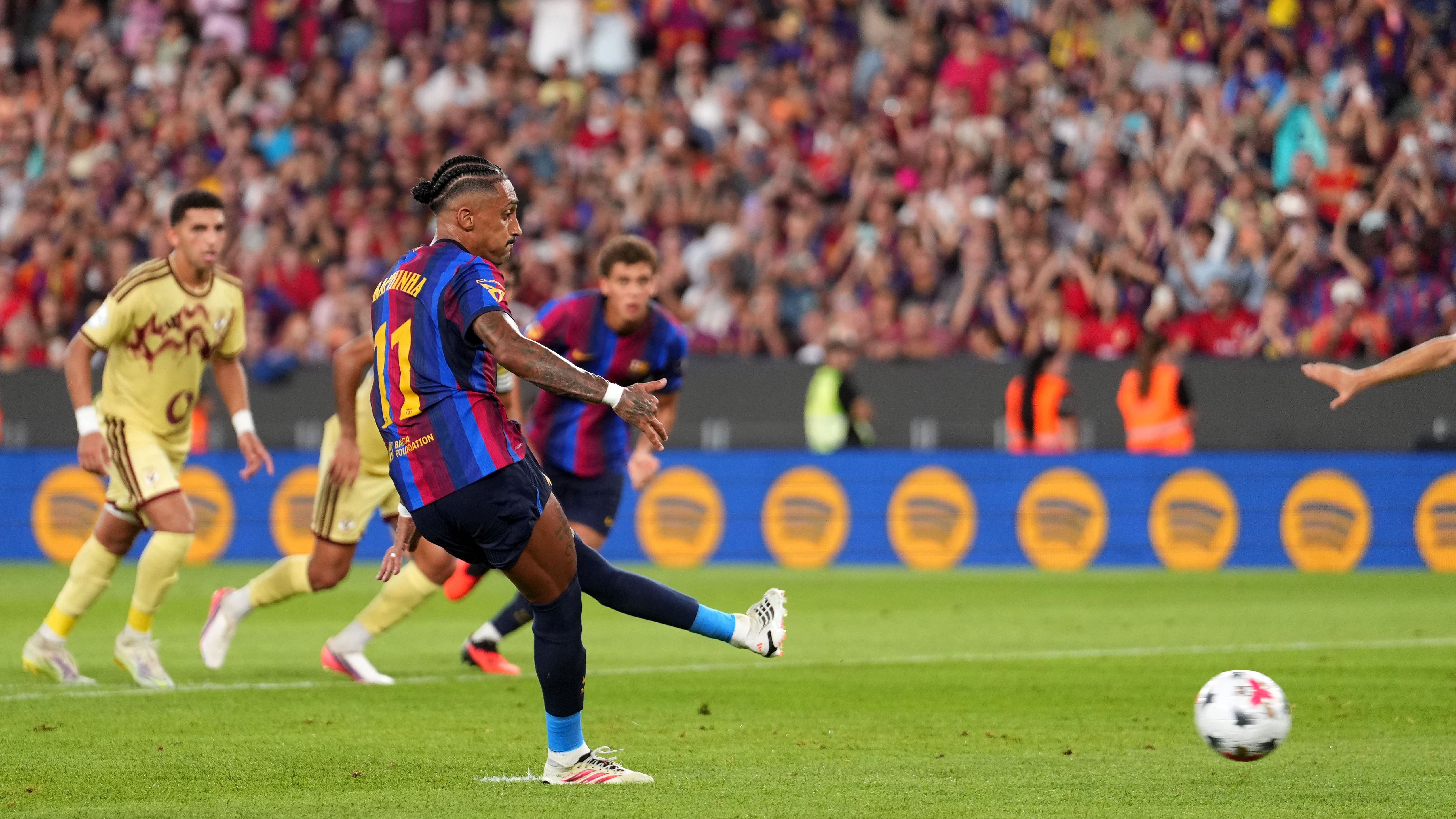 رافينيا يضاعف تقدم برشلونة على الأهلي في كأس جامبر