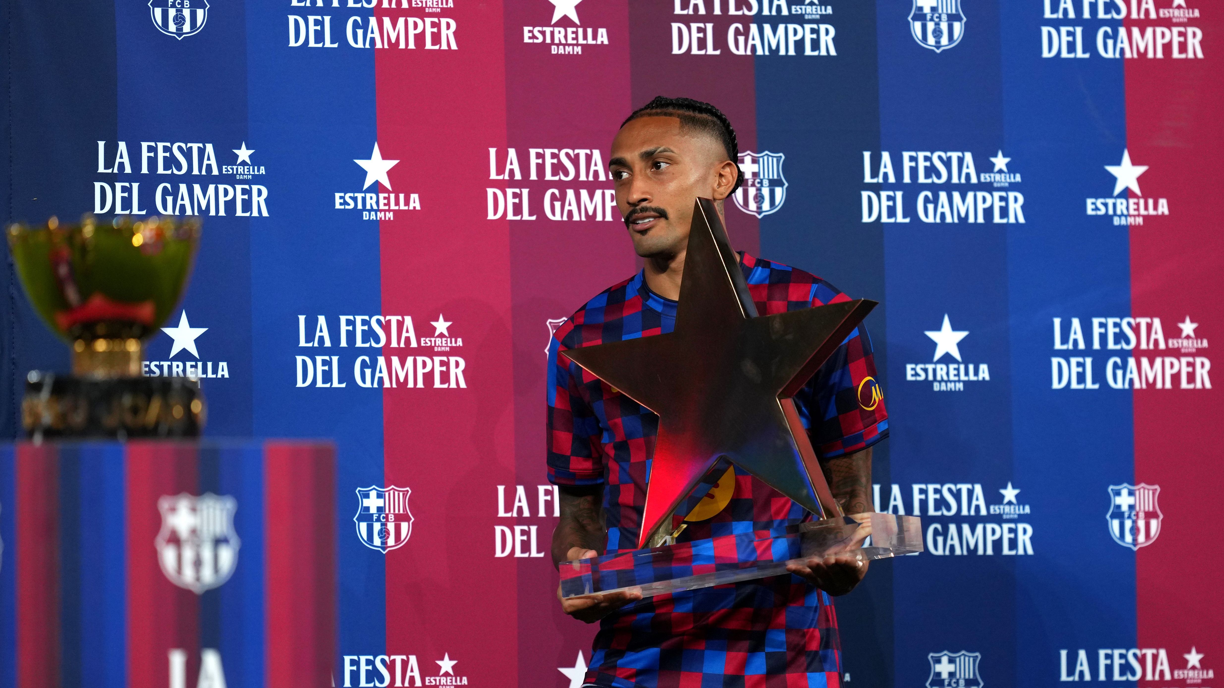رافينيا يتألق ويقود برشلونة للفوز على الأهلي في كأس خوان جامبر