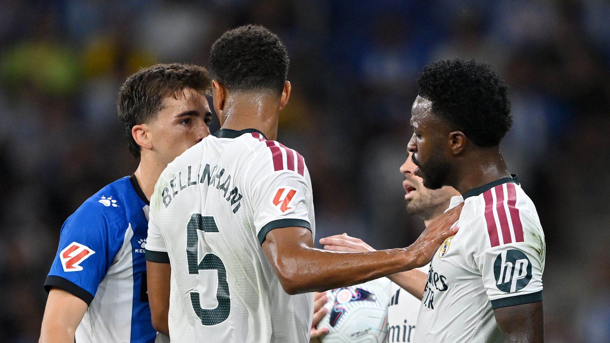 فينيسيوس يشعل ملعب إسبانيول.. استفزاز للجماهير ومشادة تهدد ريال مدريد