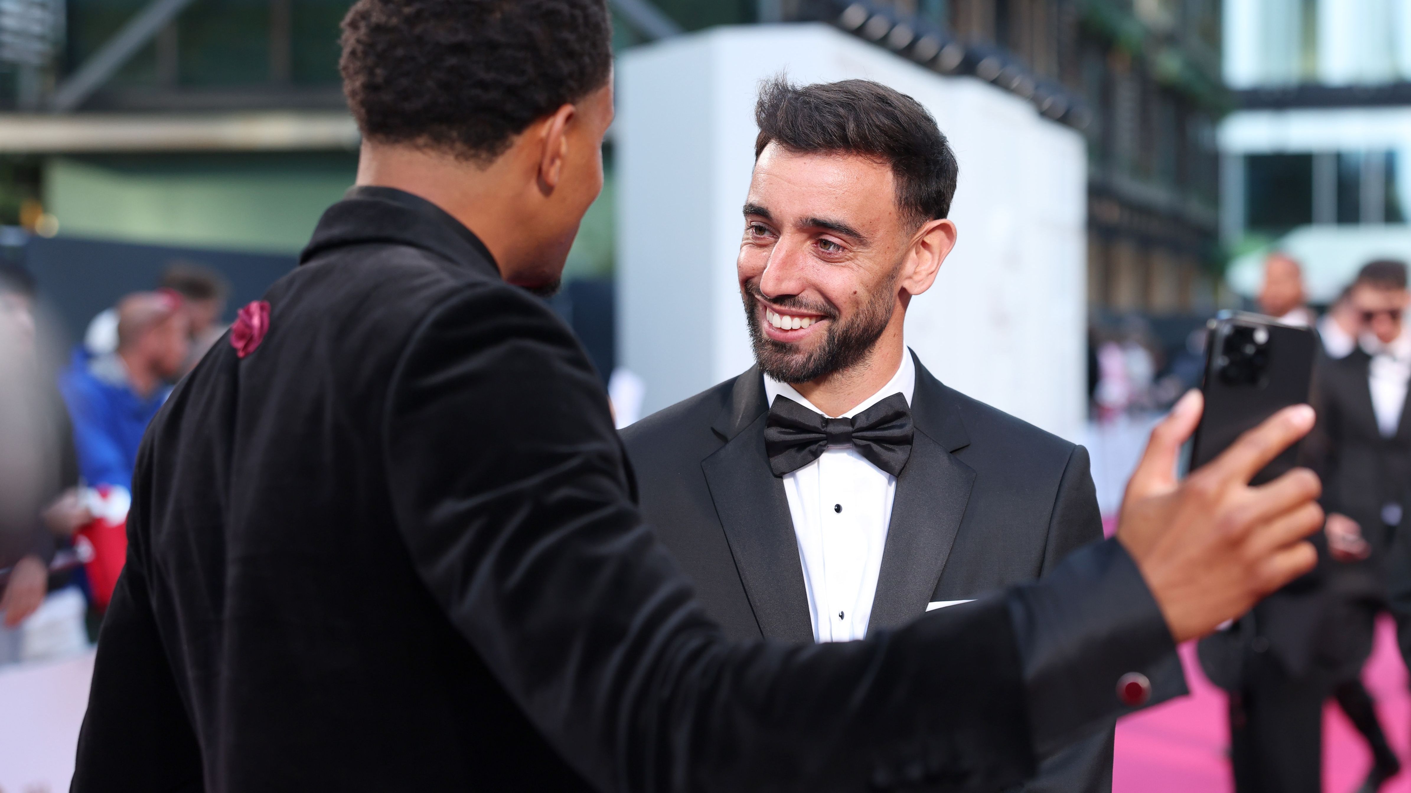 برونو فرنانديز يتوج بجائزة الأفضل في إنجلترا