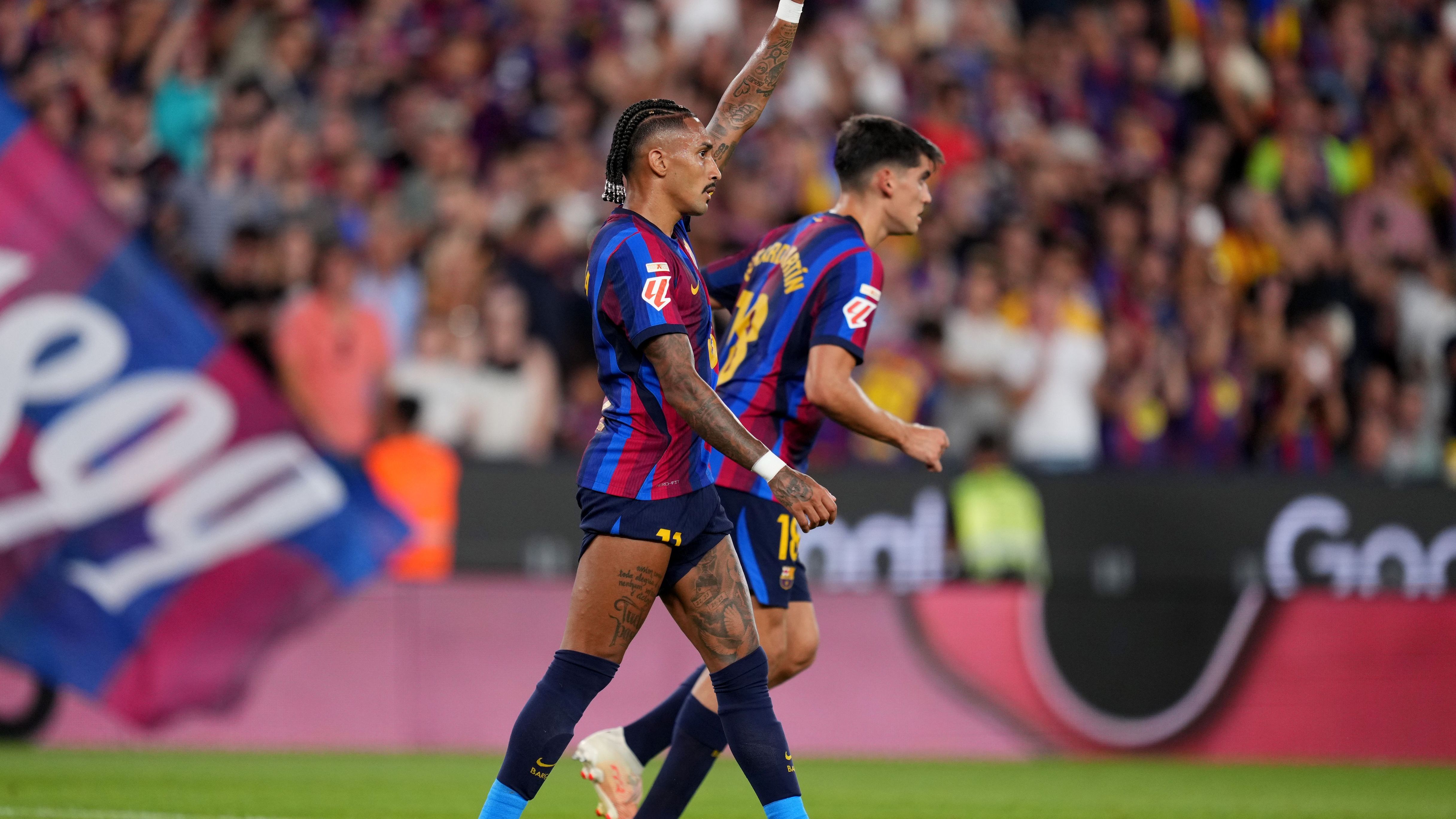 بالفيديو.. حكم برشلونة وبيلباو يبدي إعجابه بشارب رافينيا!