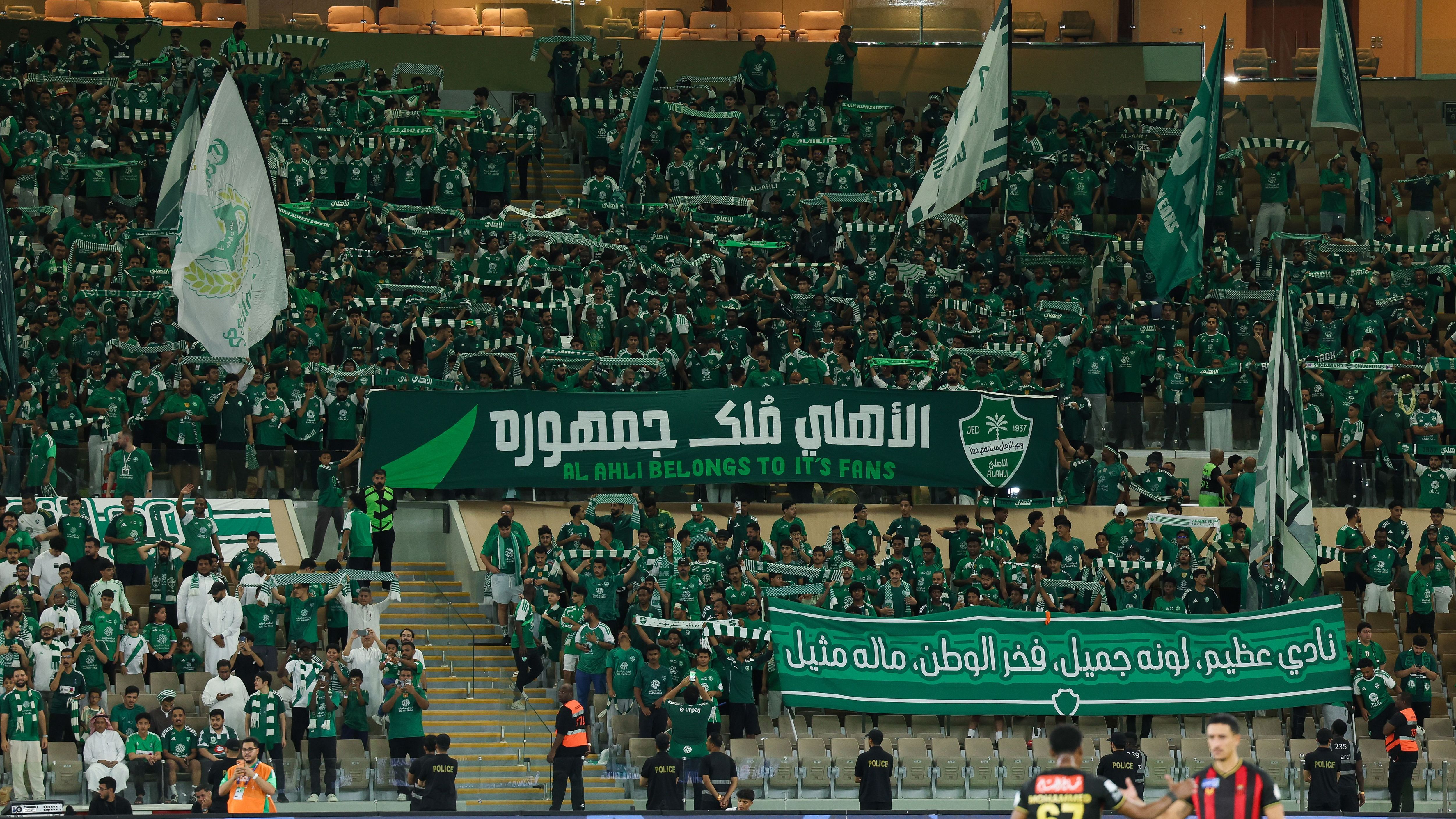 بالفيديو.. الشباب يطرد جماهير الأهلي من ملعب الكلاسيكو مبكرًا