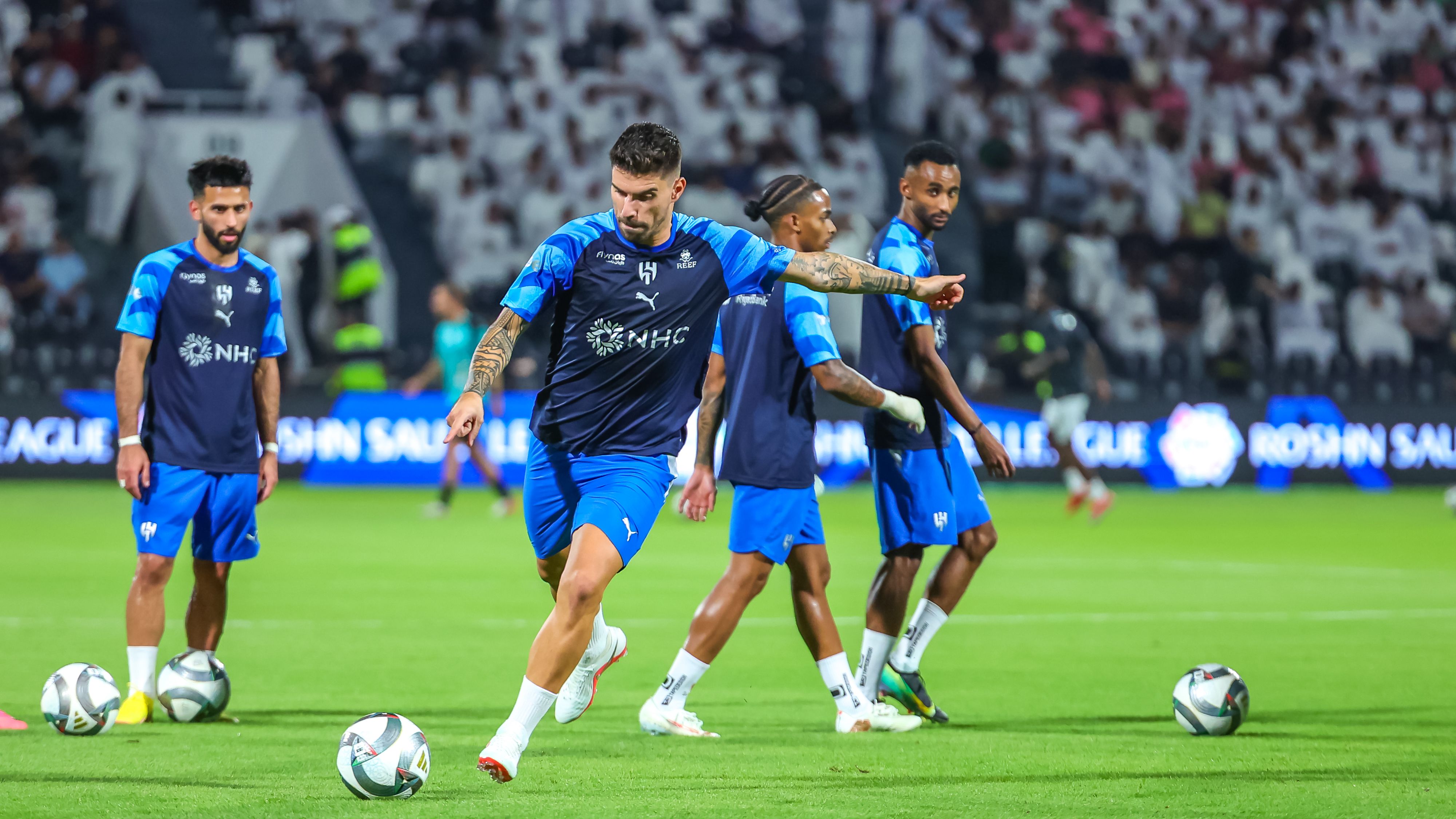بدون طرد.. لماذا لعب التعاون نصف شوط ضد الهلال بـ10 لاعبين؟