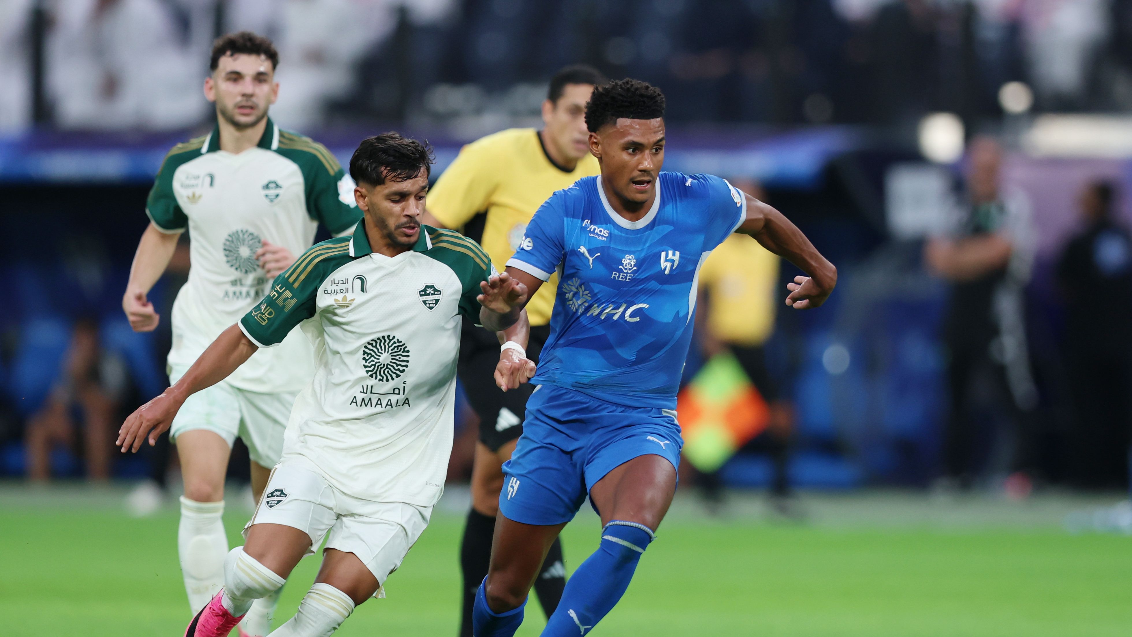 بعد الهمامي.. الهلال يستهدف نجم السعودية في خليجي 27.. والأهلي الضحية
