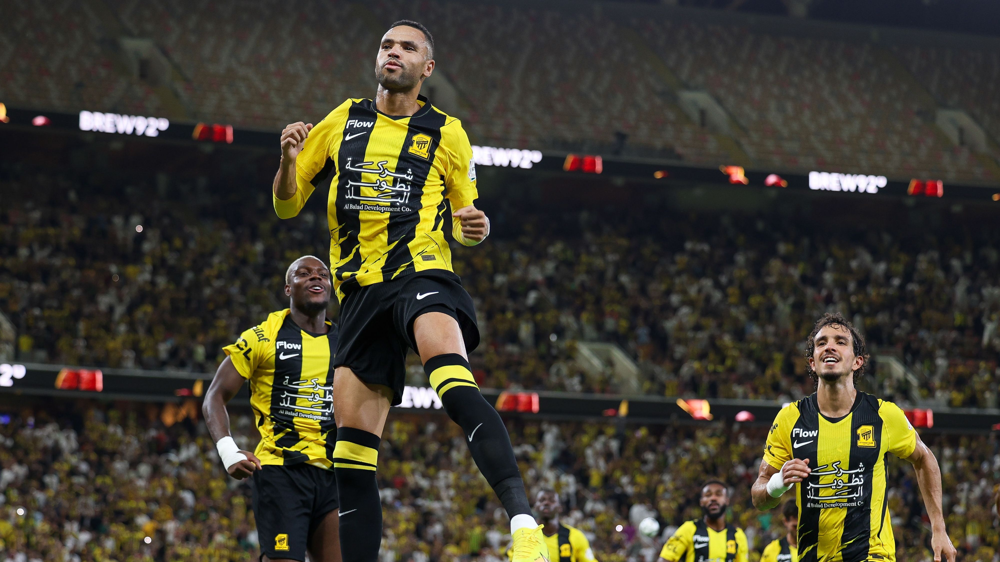 رغم الرباعية.. خبير تحكيمي يفجر مفاجأة حول مباراة الاتحاد والاتفاق