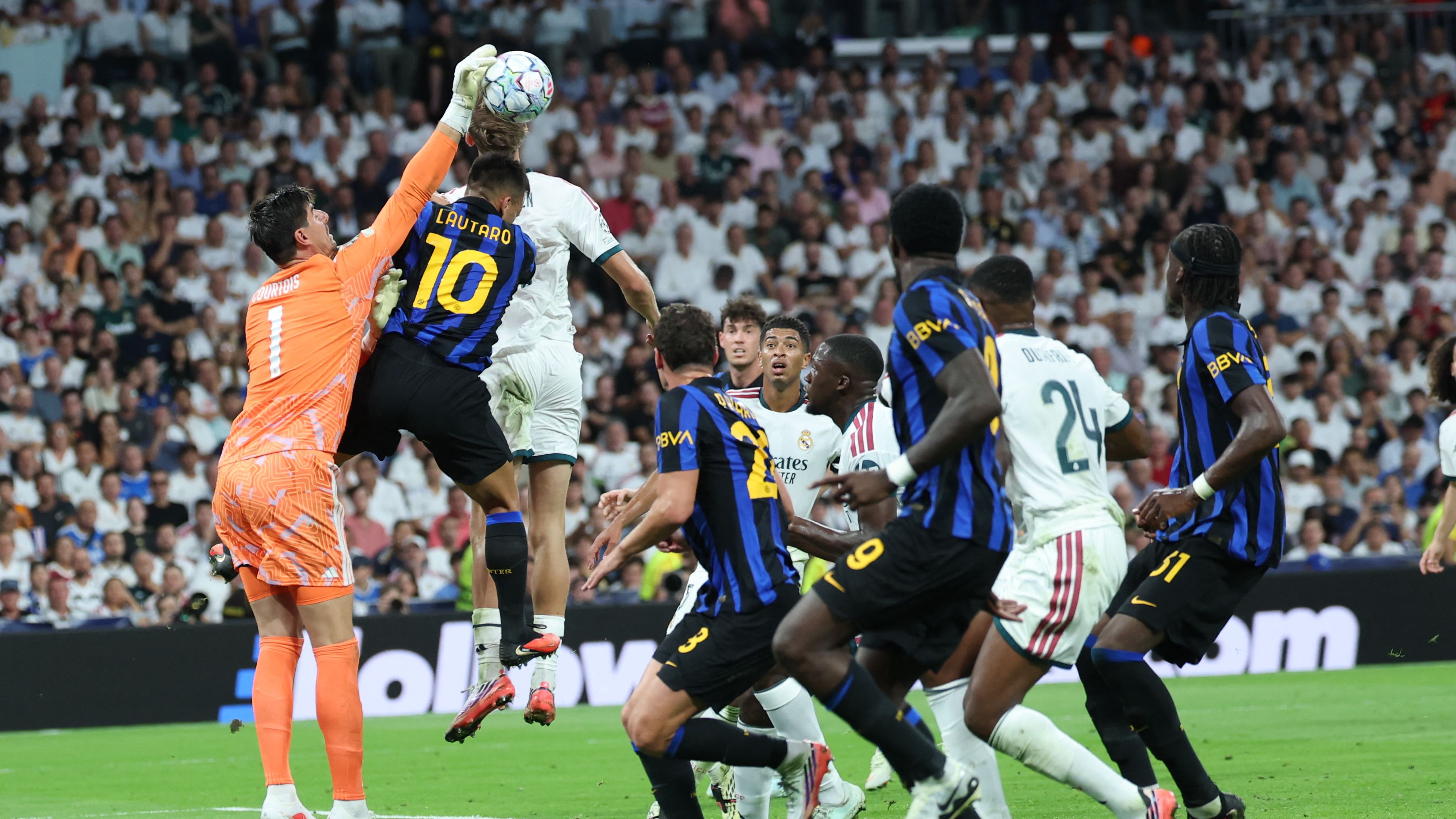 قطعة لا تمس.. ريال مدريد يتفق على التجديد لأسطورته
