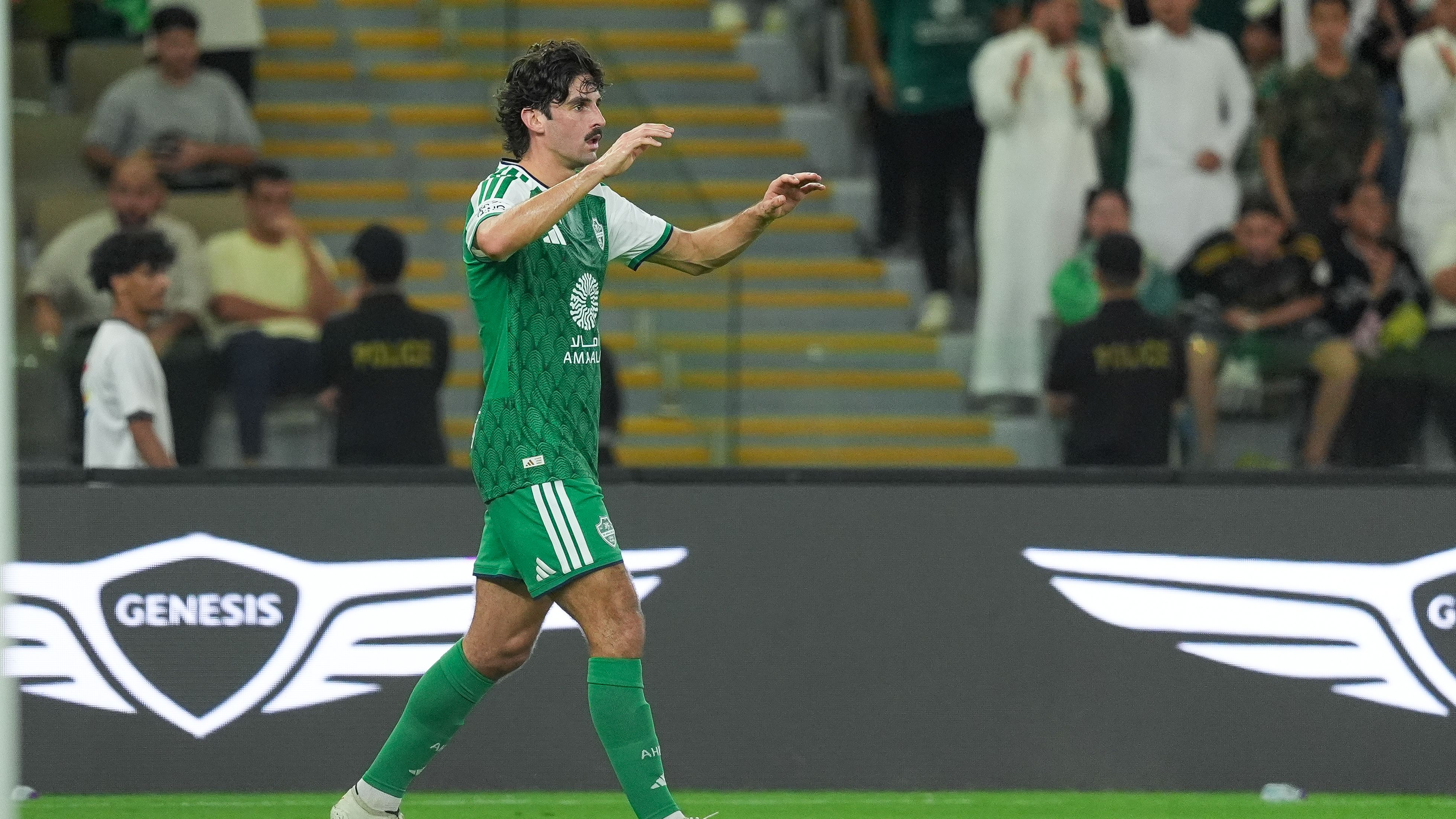 فيديو: ترينكاو يرتدي ثوب رياض محرز مع الأهلي السعودي