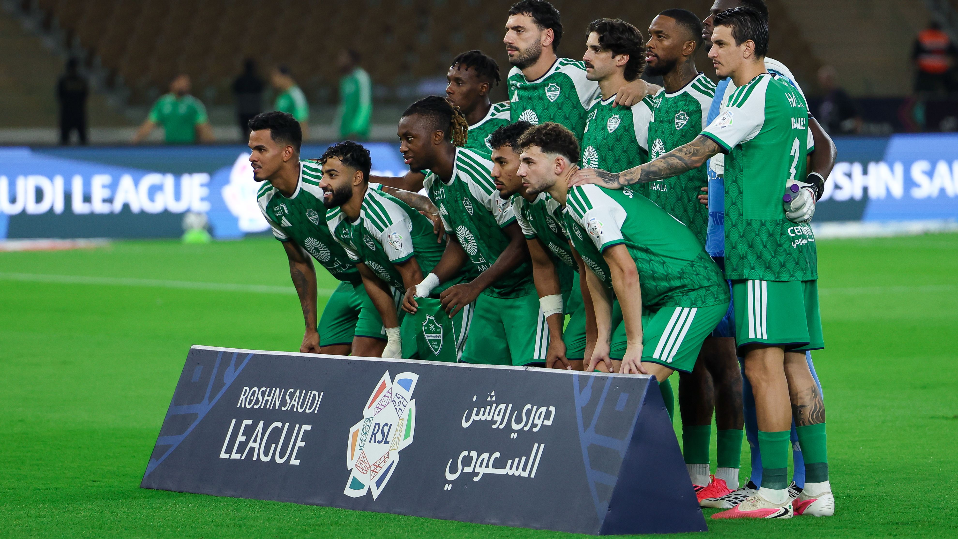 فيديو: أبهر الجميع.. لاعب الأهلي محترف في العزف والغناء!