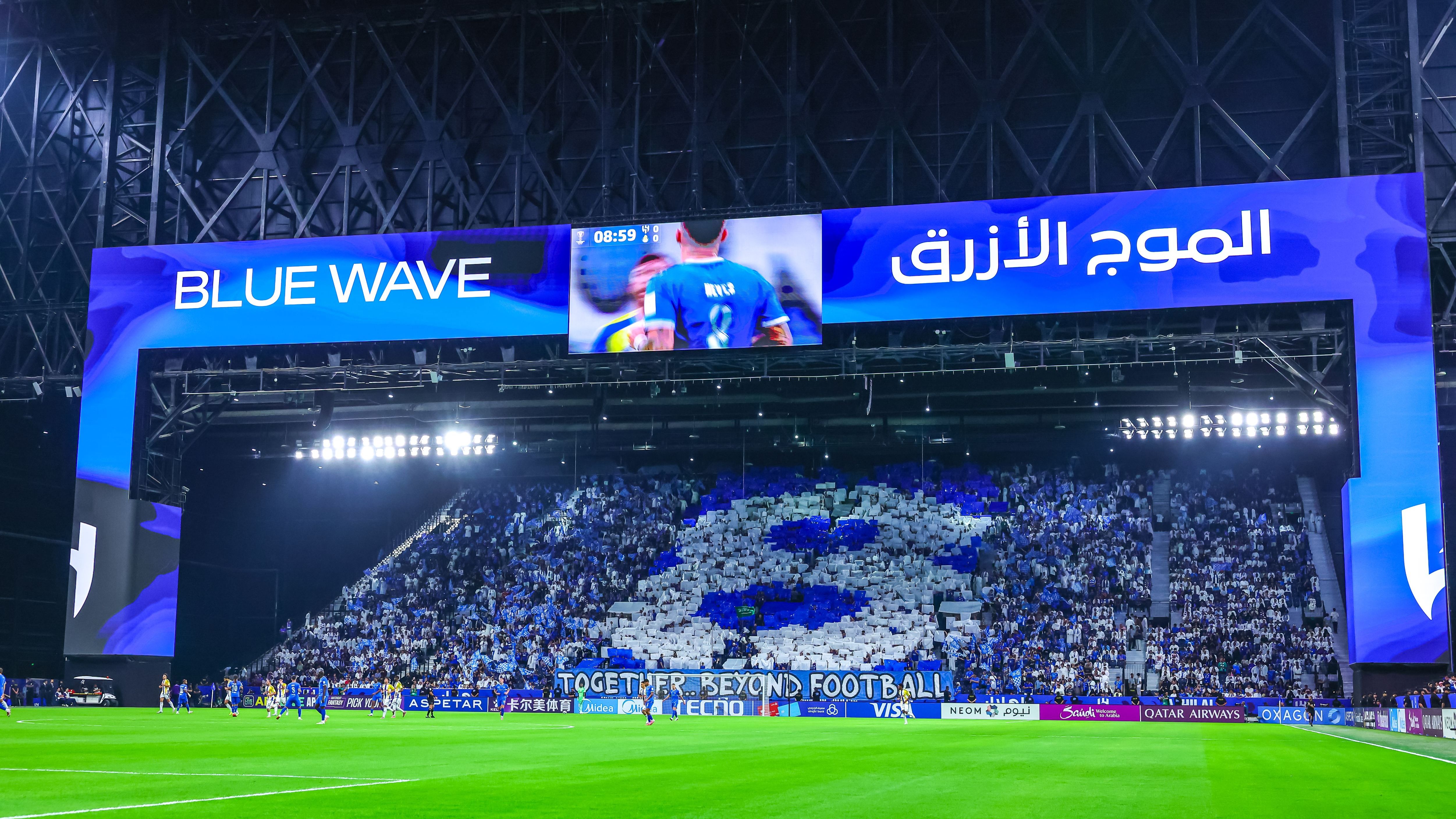 بالفيديو: جماهير الهلال تكرم نيفيز بعد الواقعة الجدلية.. واللاعب يرد الجميل