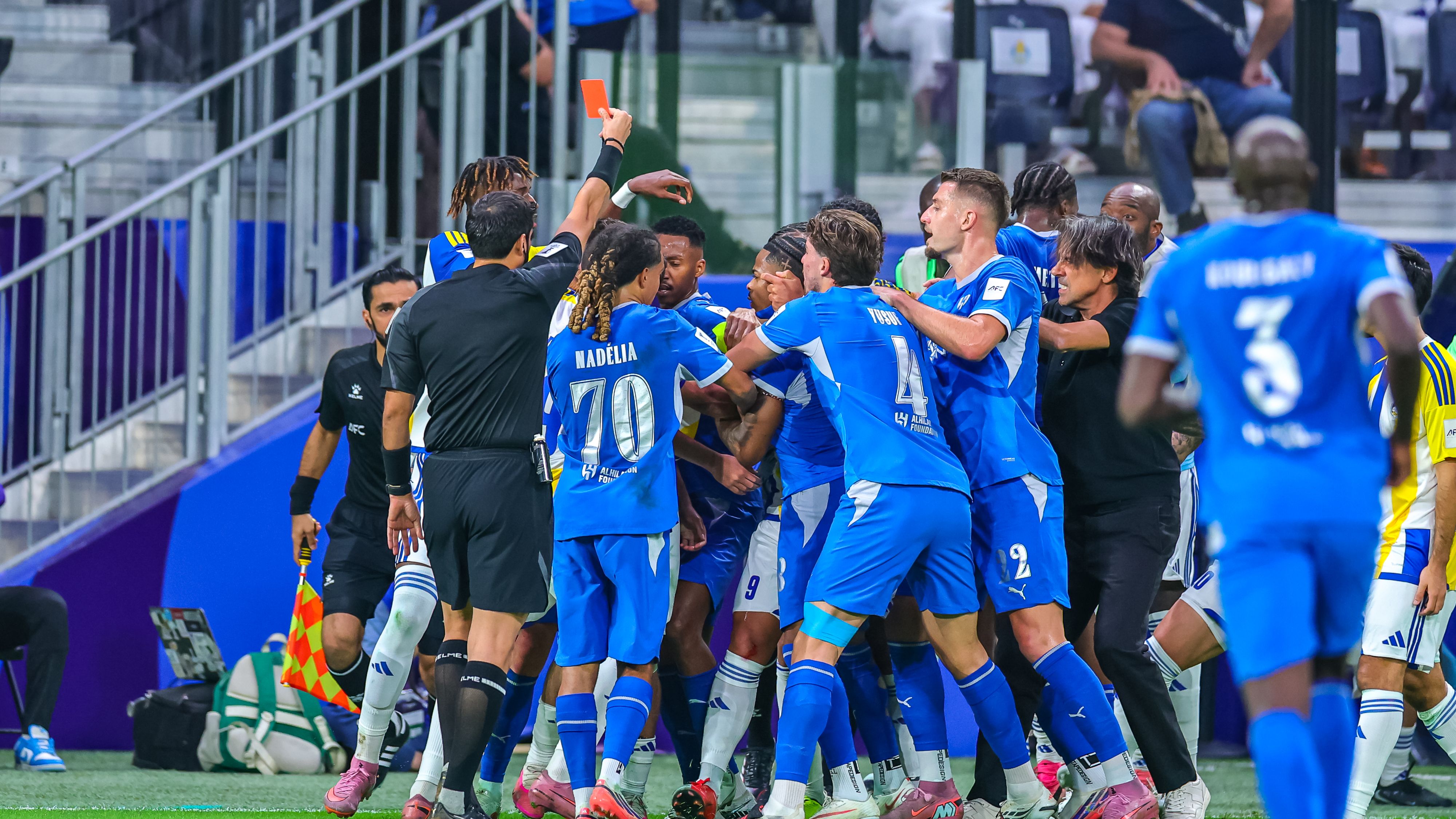 فيديو: بعد طردين واشتباكات قوية.. الهلال يستهل مشواره الآسيوي بفوز مثير على الغرافة