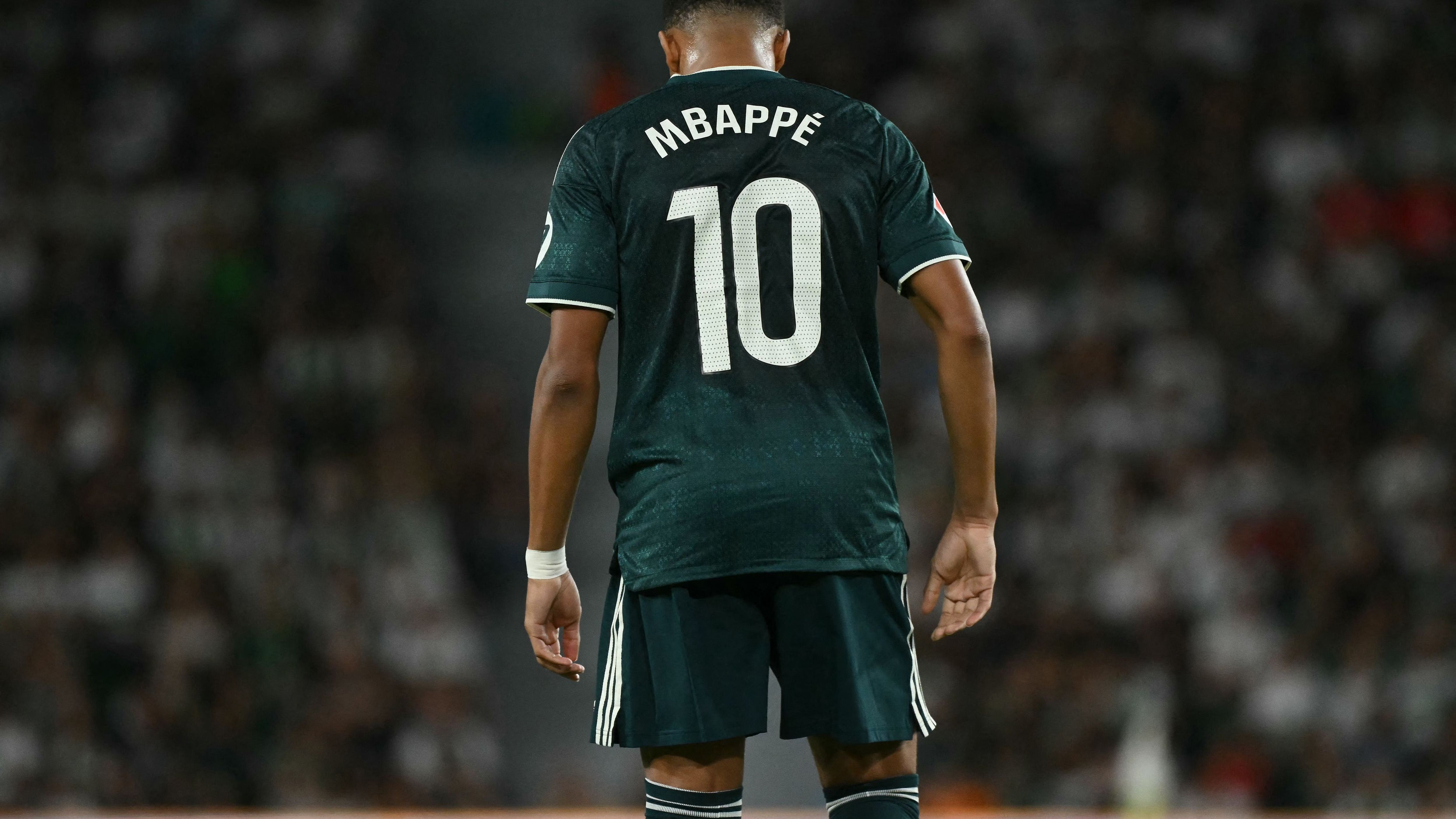 موقف مفاجئ من مبابي.. نجم ريال مدريد يدير ظهره لمورينيو وبيريز