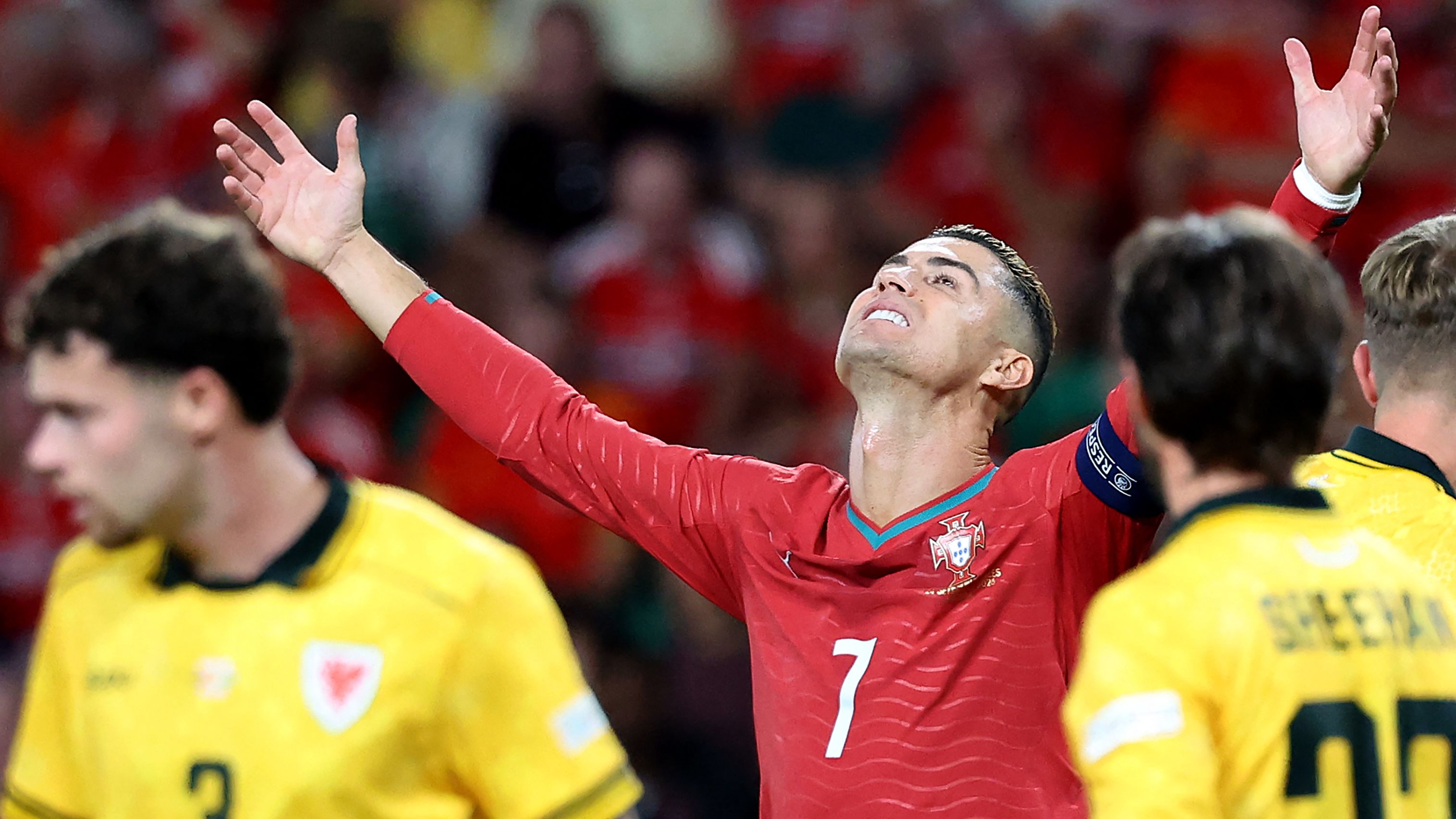 عاصفة رونالدو تضرب حساب منتخب البرتغال.. وشقيقته: كما تدين تُدان!