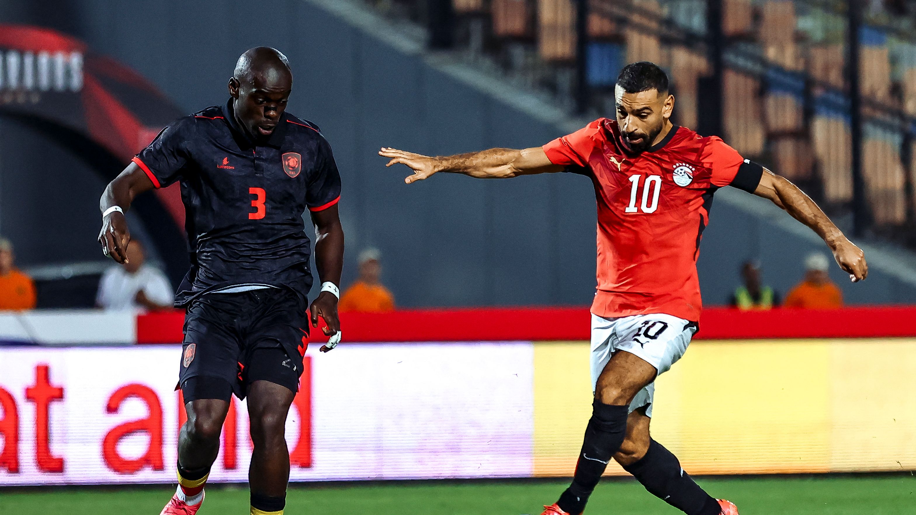 فيديو: بعيدا عن الترتان وأزمة المدرب.. سبب غير متوقع لغياب محمد صلاح أمام جنوب السودان