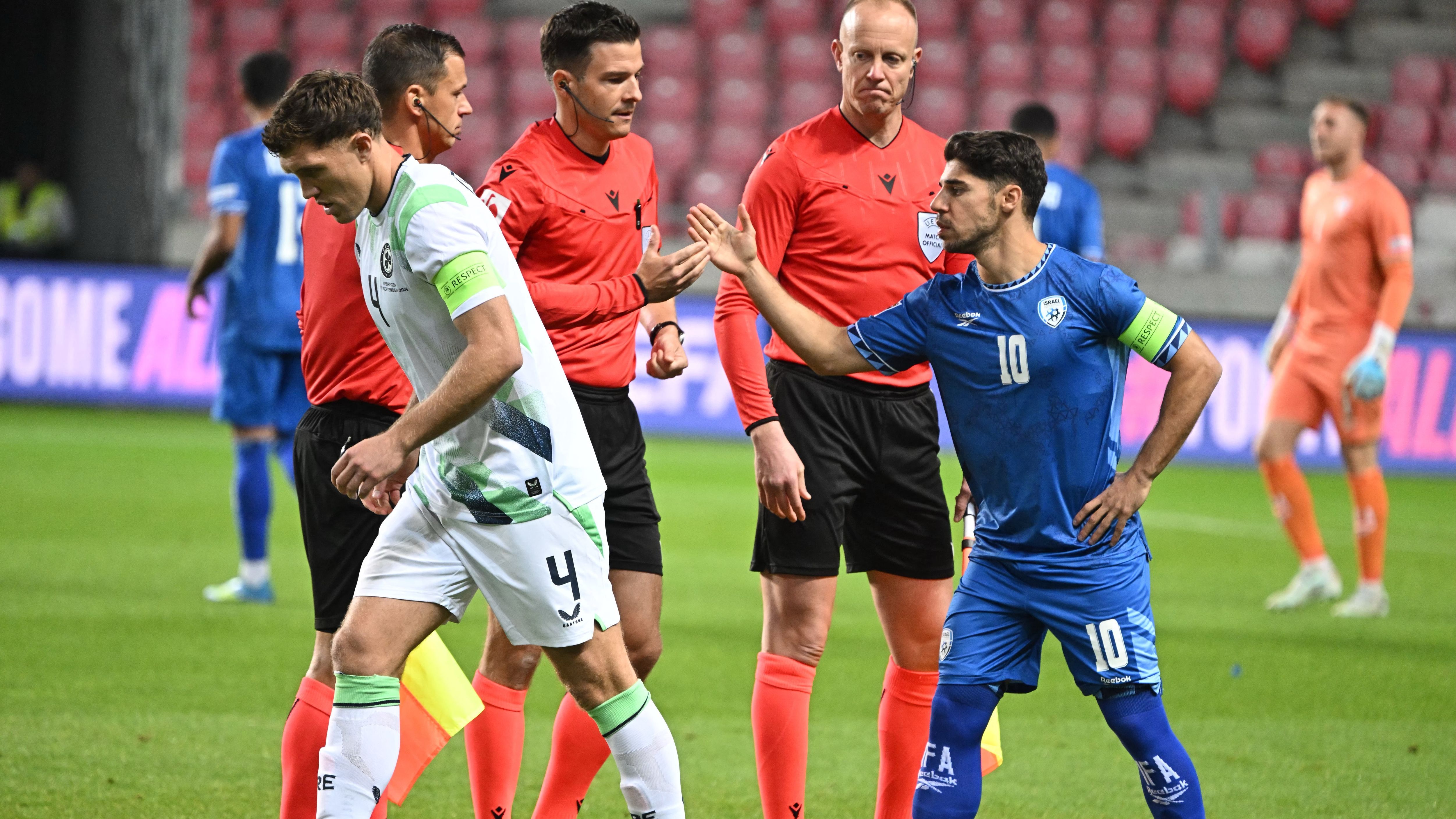 فيديو: المصافحة مرفوضة.. قائد أيرلندا يرفض البروتوكول المعتاد قبل مواجهة الكيان الصهيوني