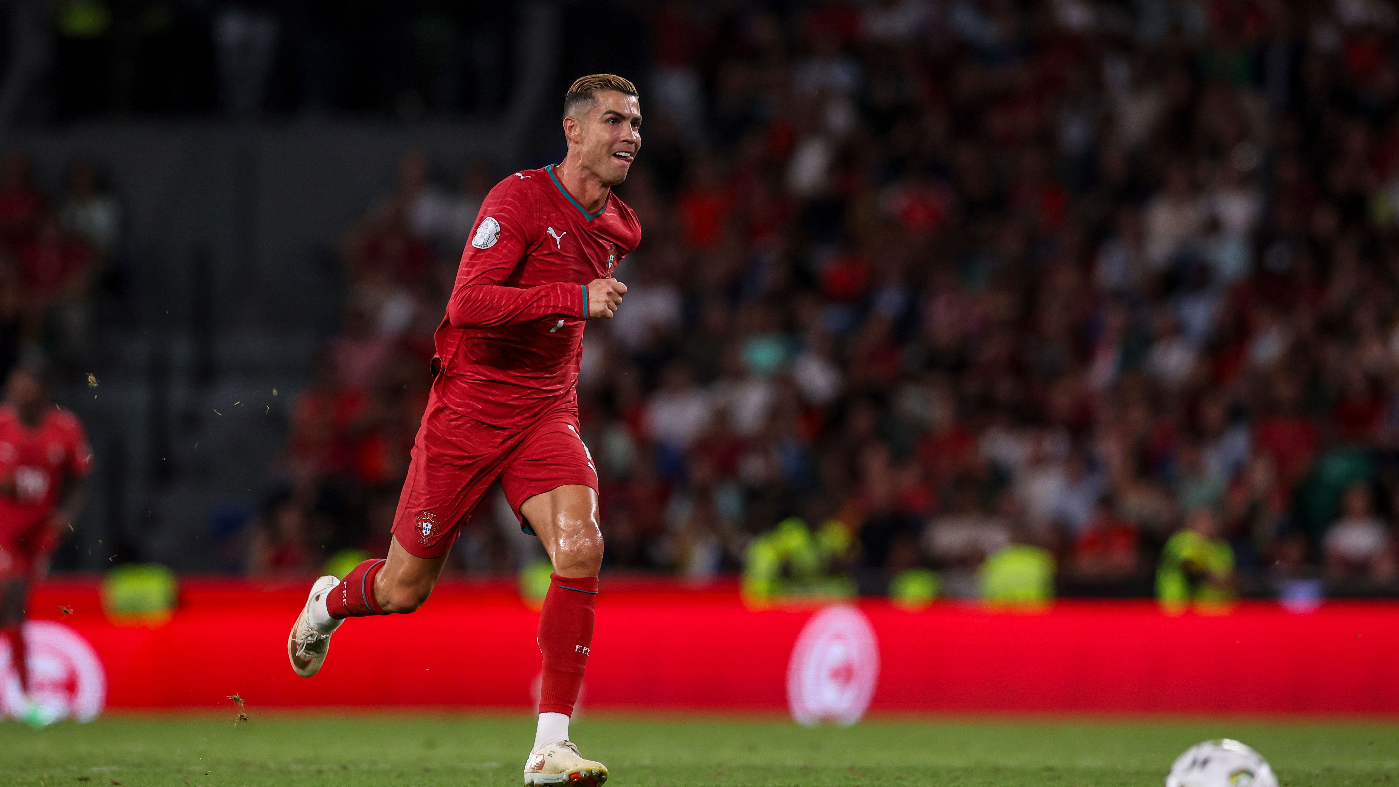 على طريقة ميسي.. حقيقة خوض كريستيانو مباراة وداعية مع منتخب البرتغال