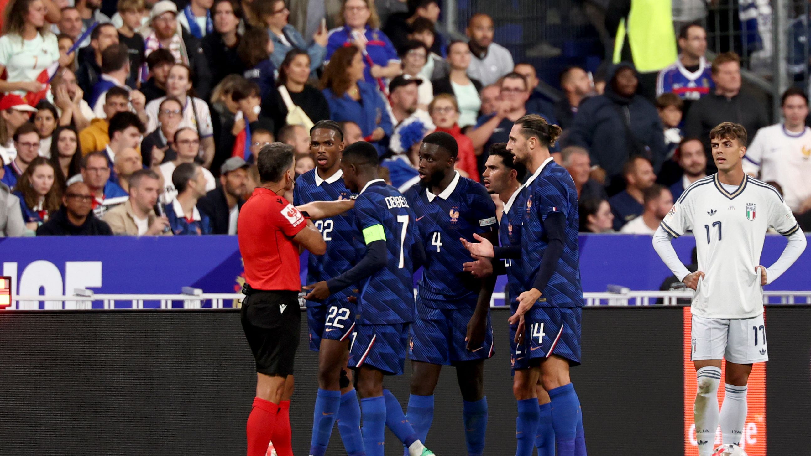 بعد مبابي وكوناتي.. لاعب جديد يغادر معسكر فرنسا