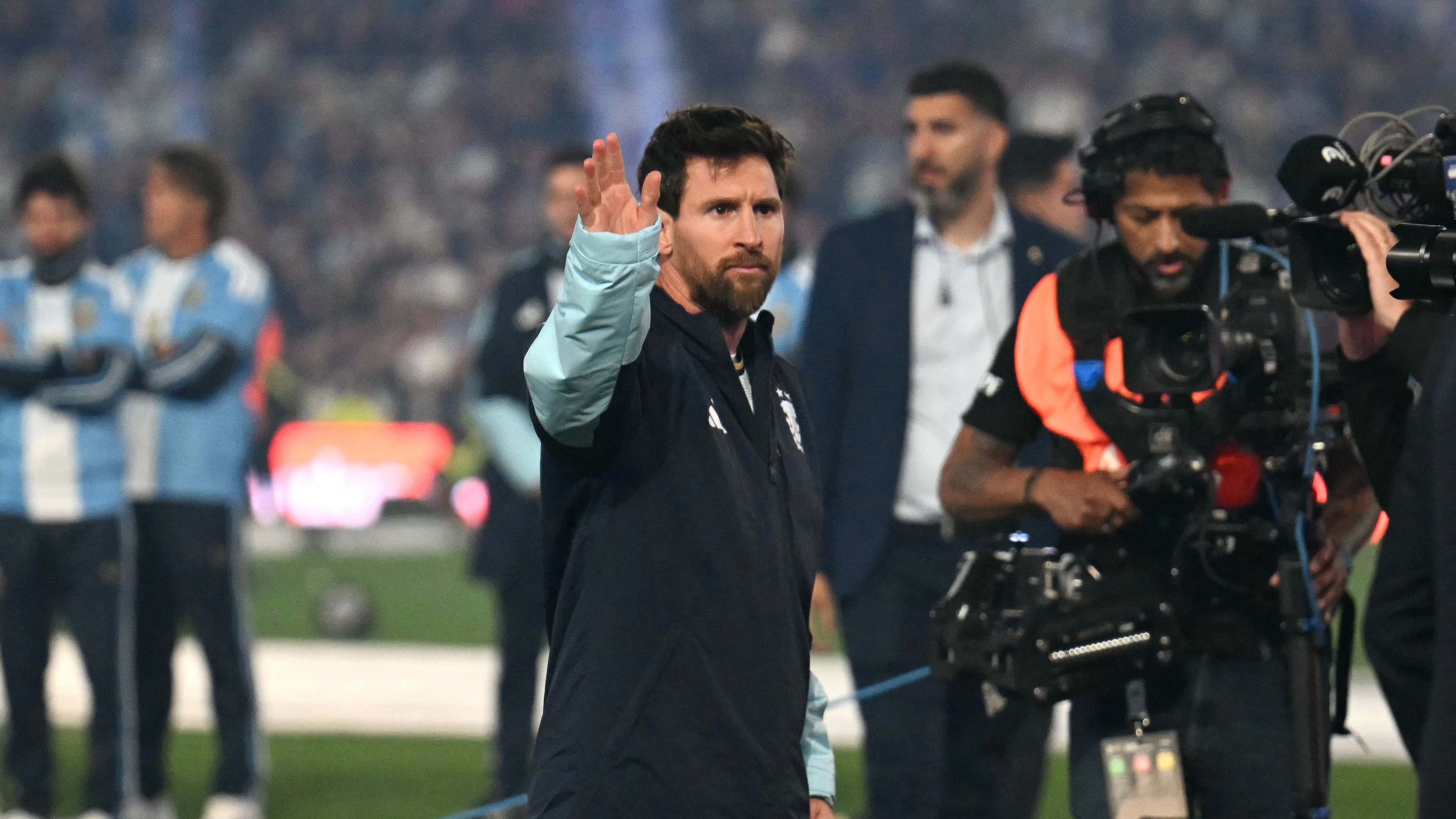 "لن أترك المنتخب".. ميسي يكسر صمته أمام العالم في ليلة اعتزاله
