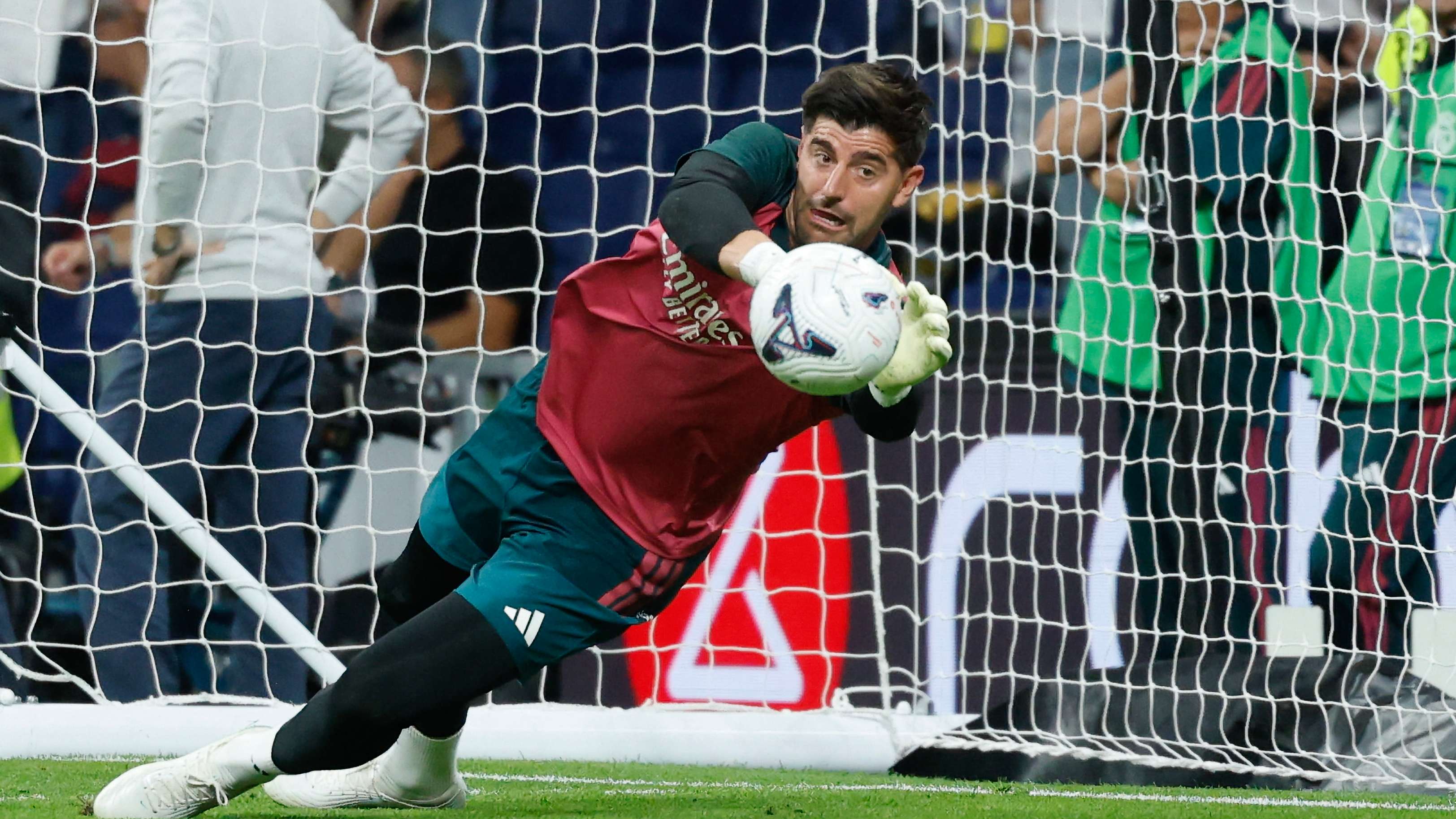 جوزيه مورينيوكورتوا يقاوم الغرق.. دفاع ريال مدريد المثقوب يكشف ثغرة مورينيو الكبرى36 تصديًا من أصل 48 لا تكفي10:3015 أكتوبر 2026