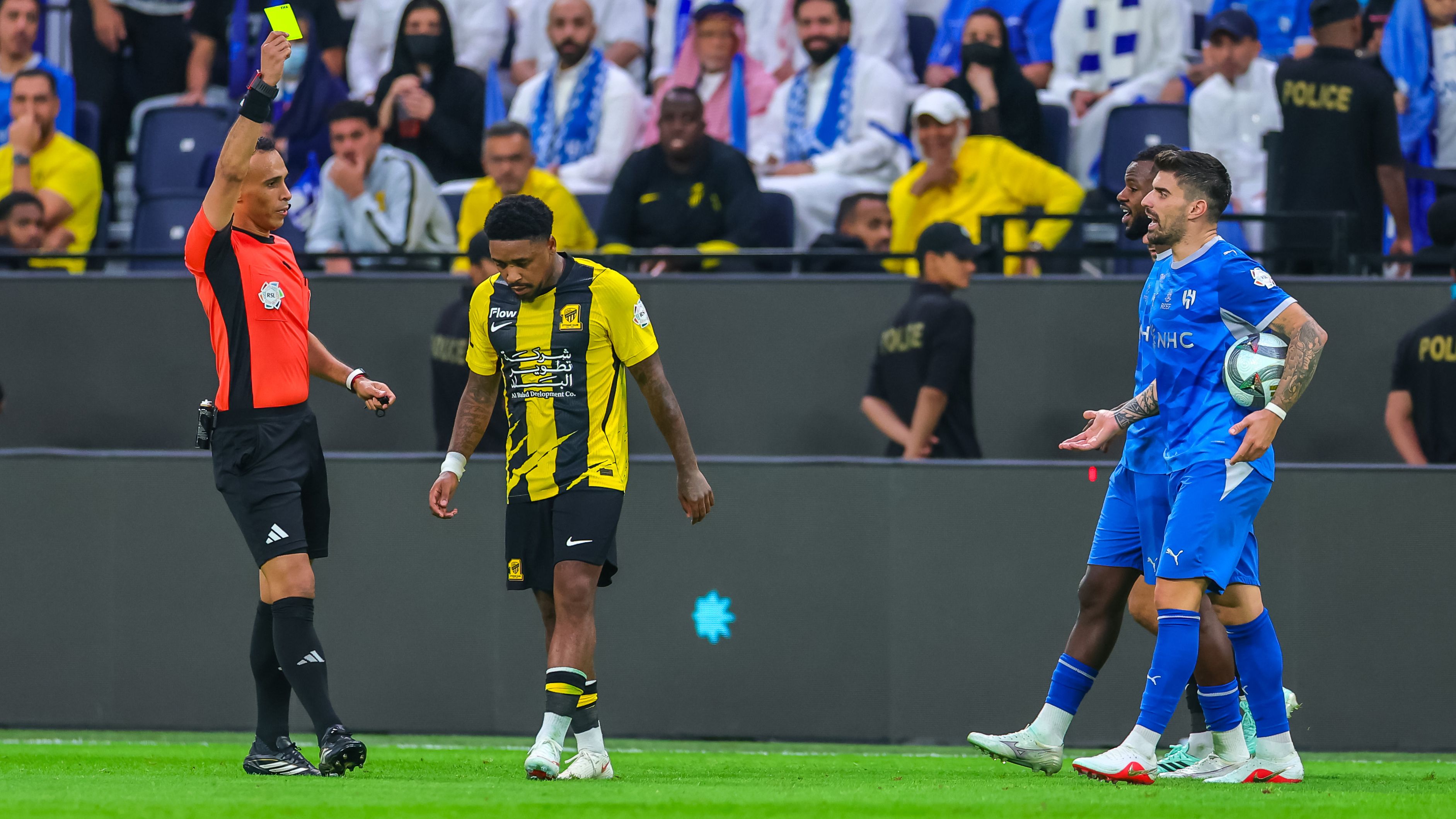 فيديو: فوضى عارمة.. اشتباكات وتدخل أمني في ختام قمة الهلال والاتحاد