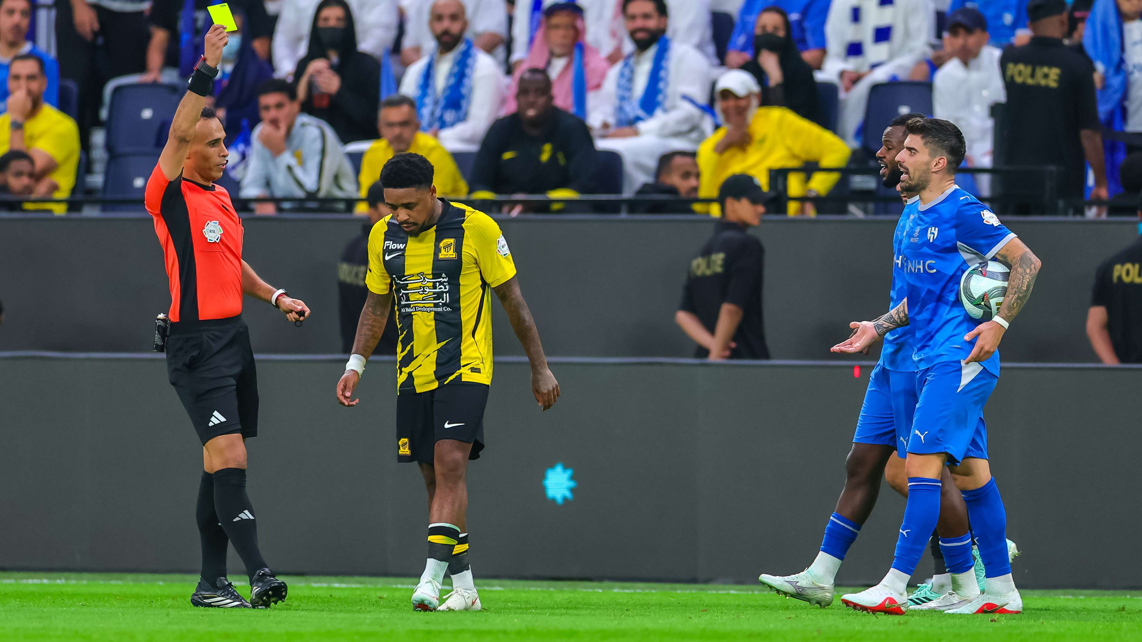 الهلال ضد الاتحادفيديو: فوضى عارمة.. اشتباكات وتدخل أمني يختتمان قمة الهلال والاتحادماذا حدث بعد الكلاسيكو؟17:1810 أكتوبر 2026