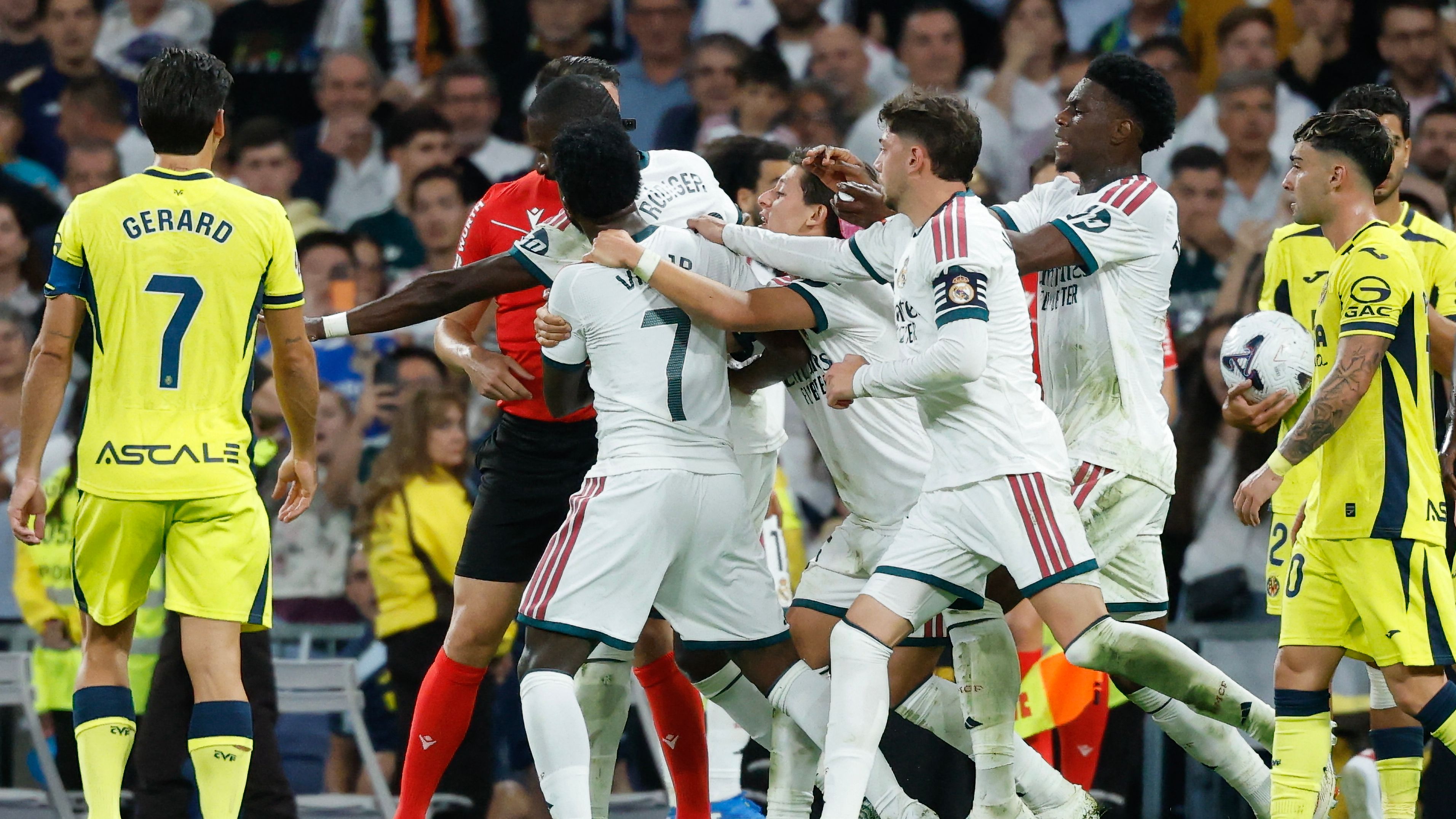 صحفي مدريدي: التحكيم يخشى مساعدة الريال ويكافئ برشلونة