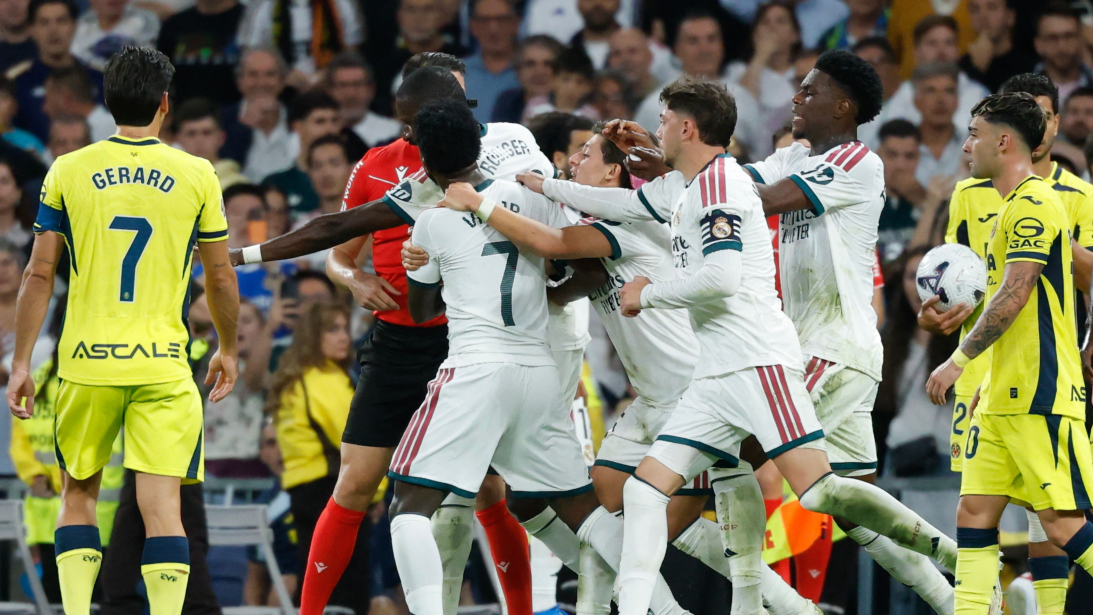 التحكيم الإسباني يواجه اتهامات بالتحيز لصالح برشلونة على حساب ريال مدريد