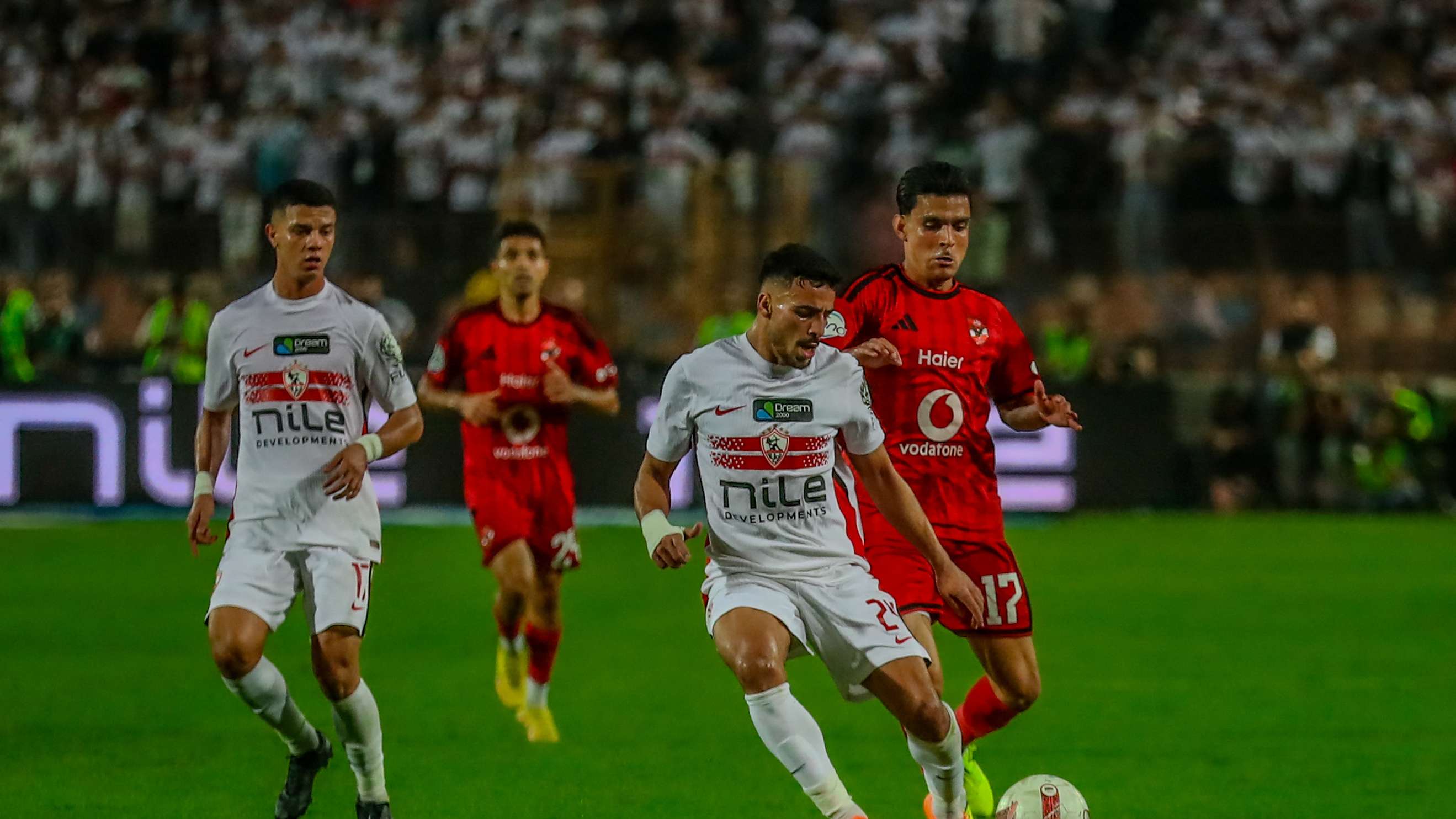 الزمالك ضد الأهليمهلة 48 ساعة.. الزمالك يتخذ 4 قرارات جديدة في أزمة مباراة الأهليعبد الفتاح زاد الجدل حول القمة 17:2613 أكتوبر 2026