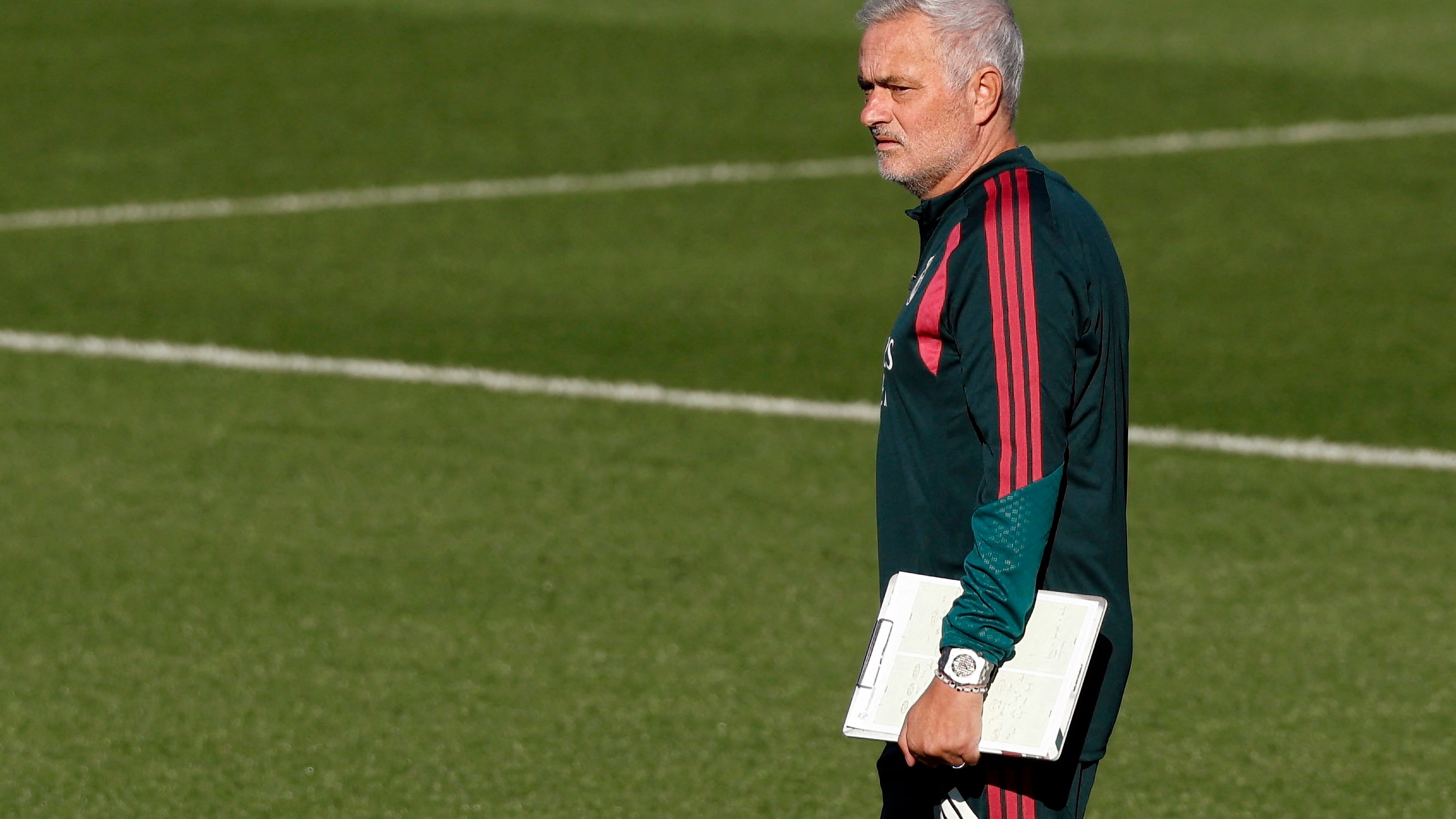 غضب مكتوم في أروقة ريال مدريد.. خطر حقيقي يهدد مورينيو
