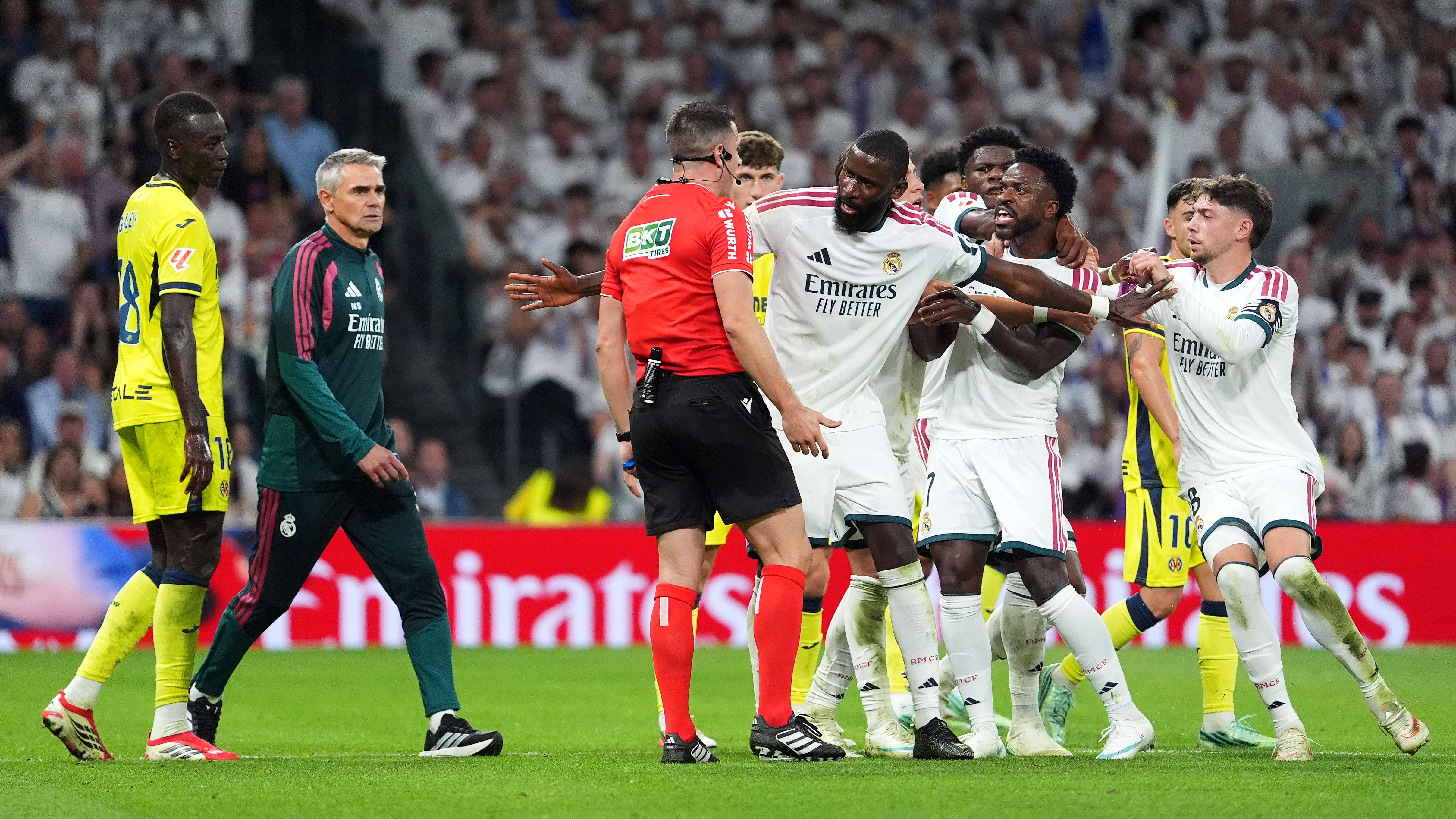 فينيسيوس جونيورقناة ريال مدريد تشكّك في معايير التحكيم الإسباني وتشعل الجدللماذا يتدخل الـVAR هنا ويصمت هناك؟02:2311 أكتوبر 2026