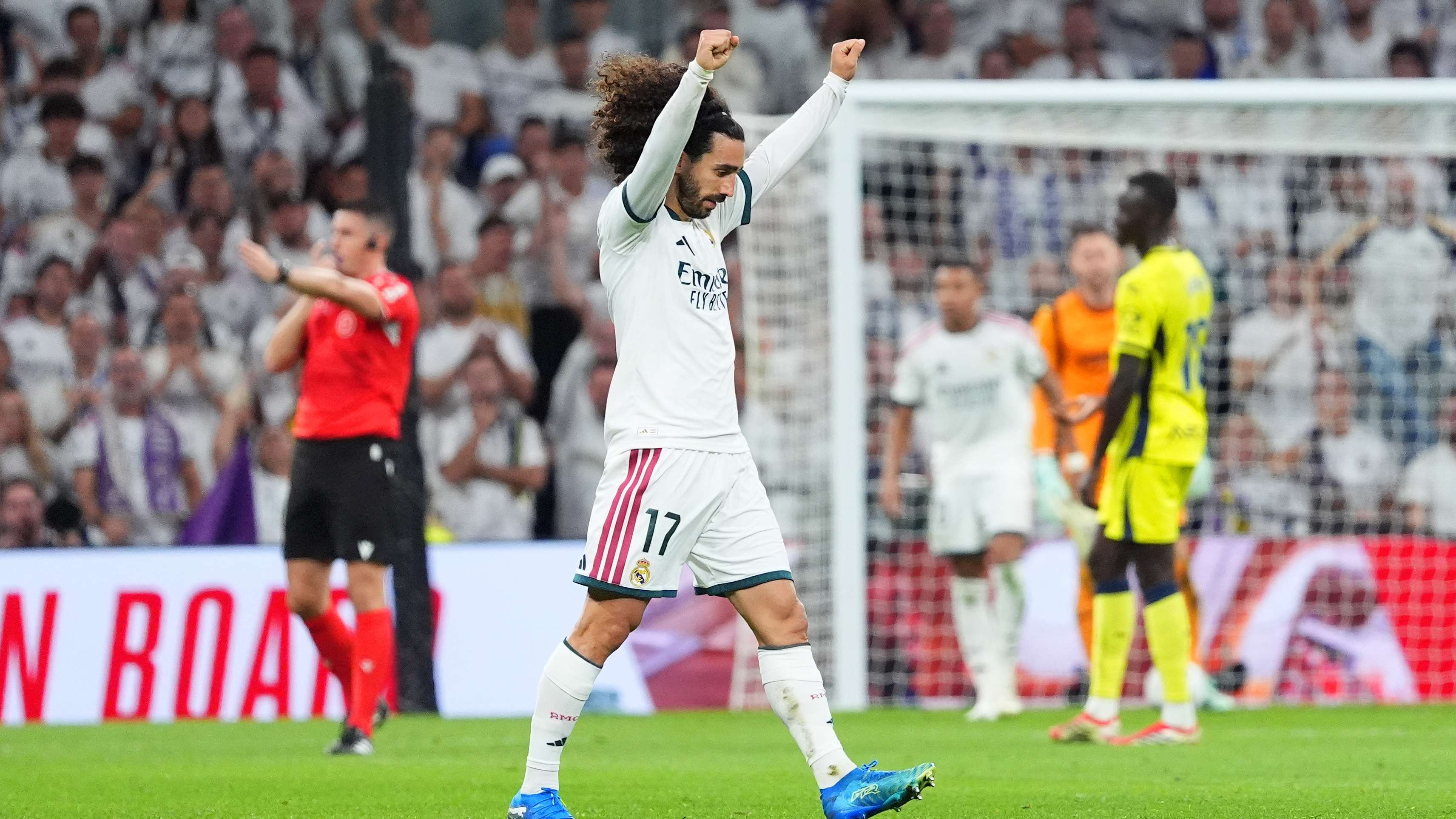 روما ضد ريال مدريدكوكوريلا يُقحم شعره في أزمة فينيسيوس.. ماذا قال للحكم؟لاعبو الريال استشاطوا غضبًا بعد طرد البرازيلي17:5411 أكتوبر 2026