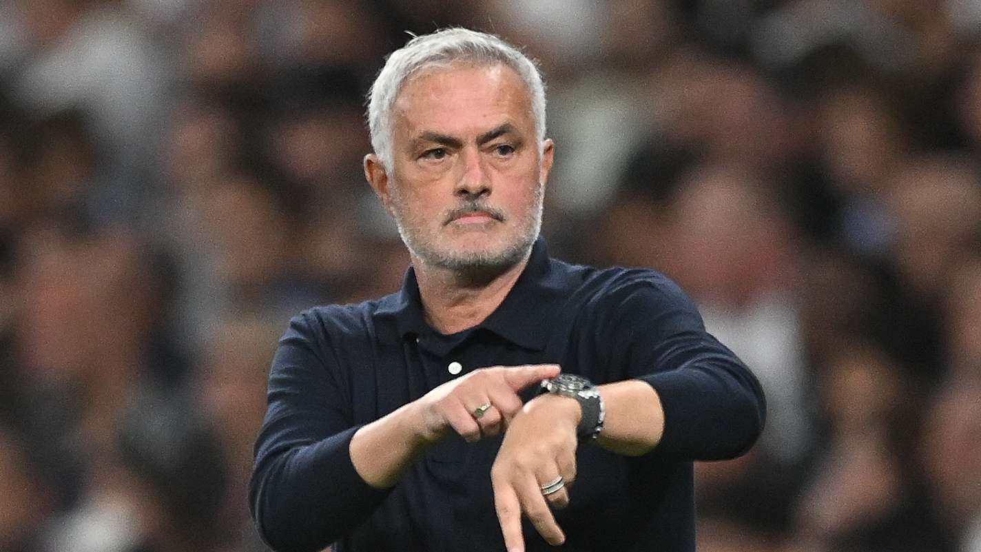مقالات وتقاريرمورينيو يحتفظ بسلاح مؤثر لإنقاذ ريال مدريدمورينيو يكشف "المفتاح الآخر" لانتصارات ريال مدريد04:5216 أكتوبر 2026