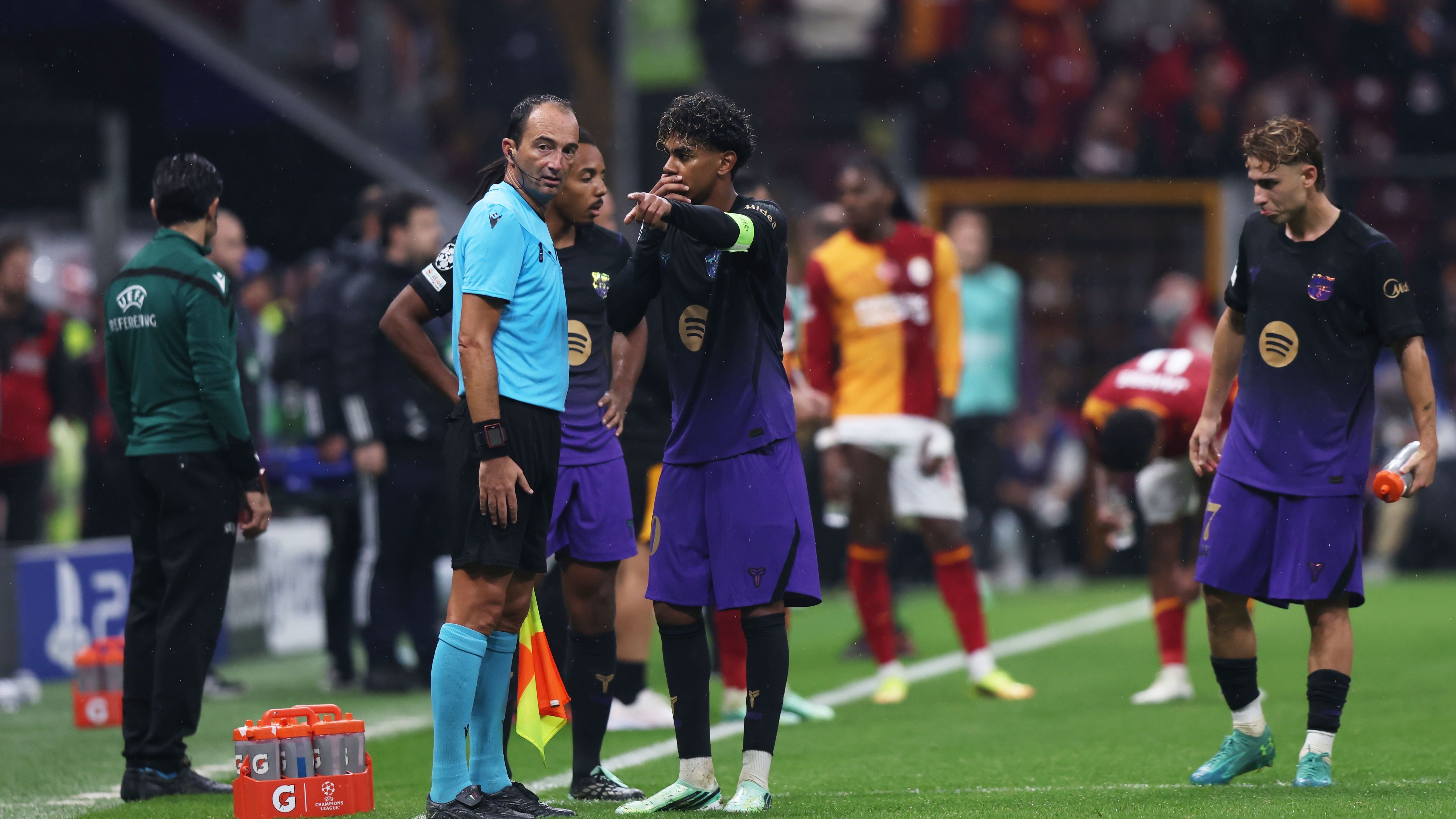 رغم أفضلية ريال مدريد.. برشلونة لم يغادر السباق على جوهرة اليونايتد