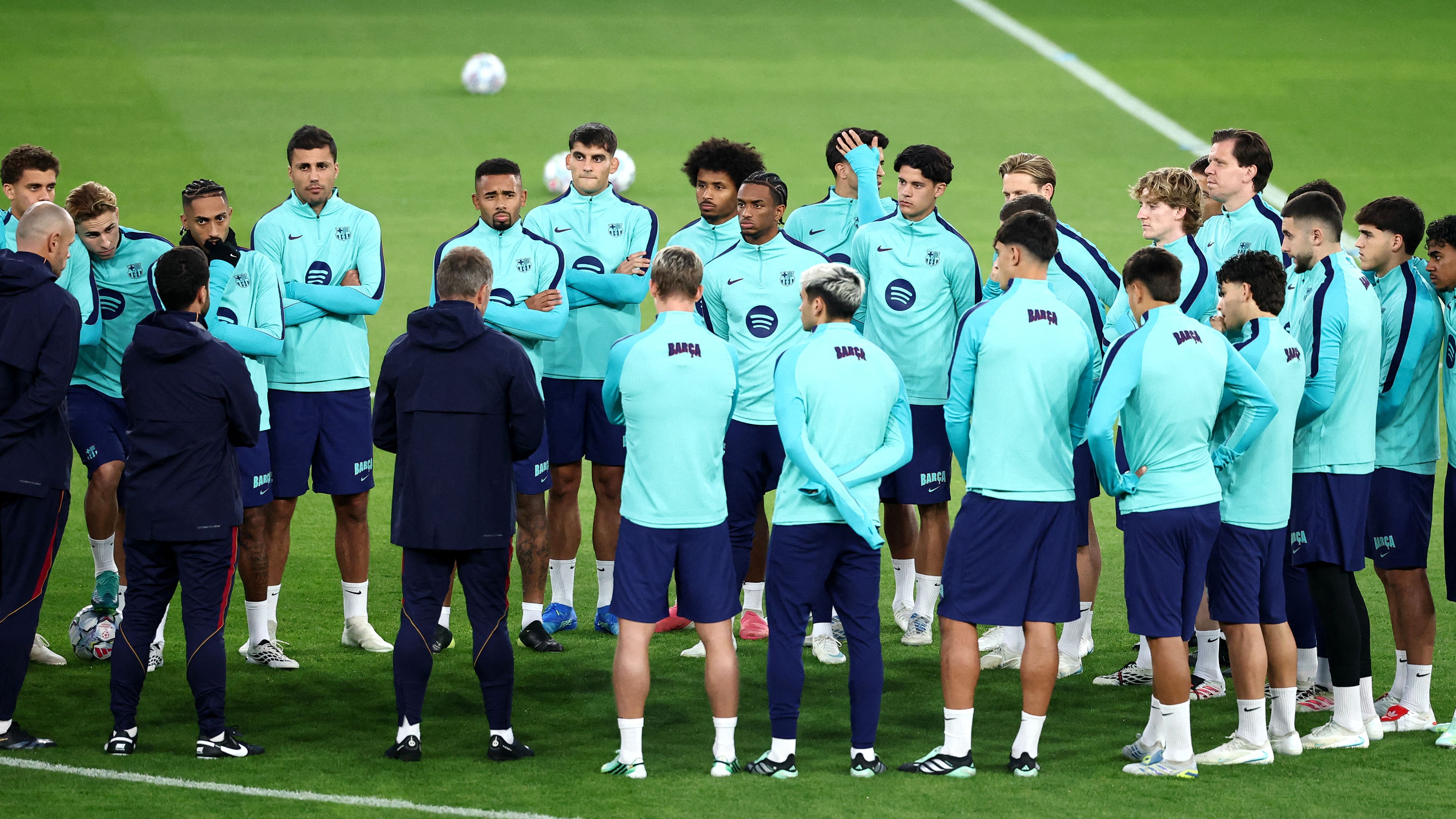 لاعب برشلونة يحسم مصيره بعد البقاء في ثلاجة فليك