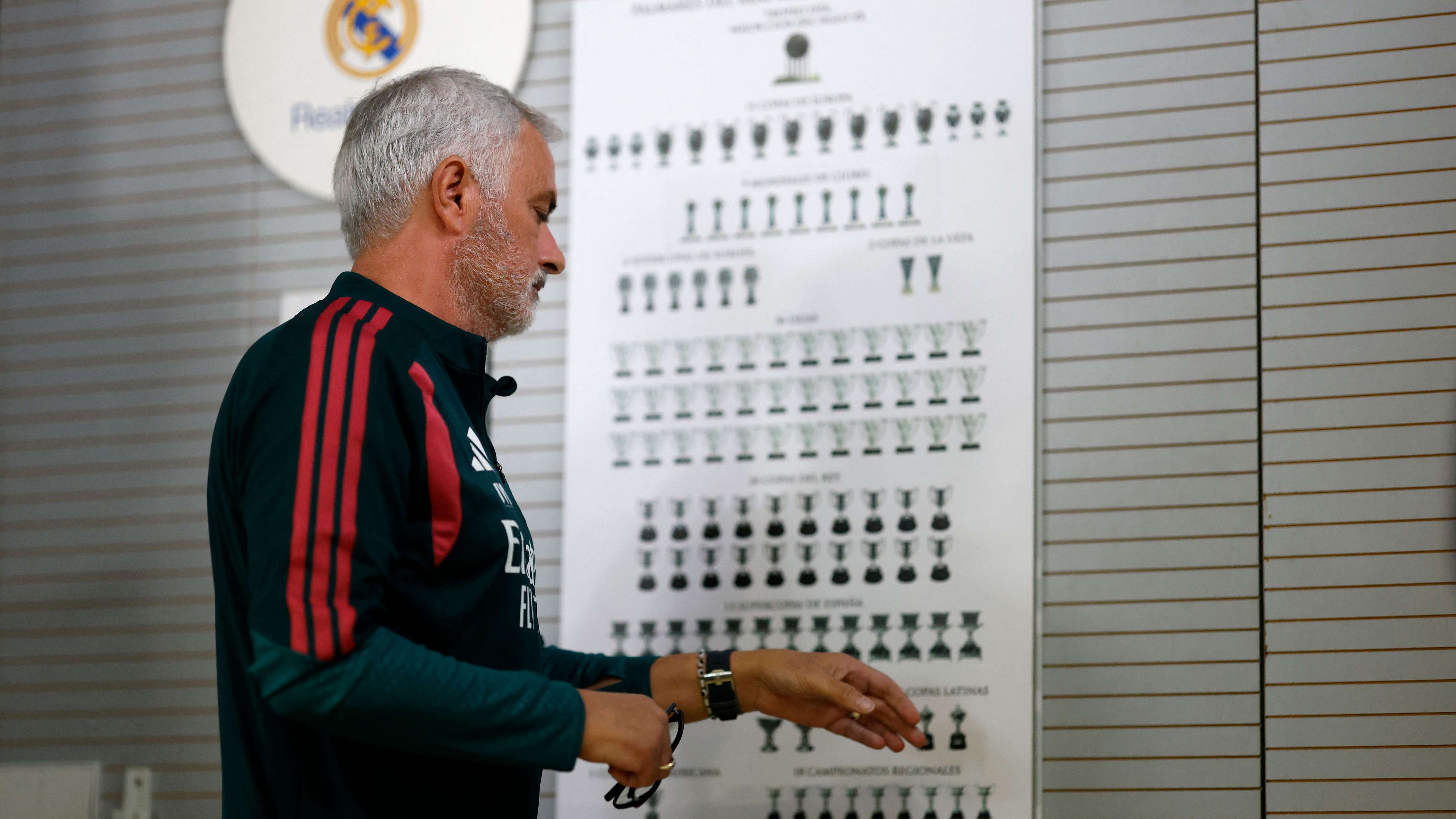 برشلونة ضد ريال مدريدمورينيو يُجهز مفاجأة لبرشلونة.. رهان غير متوقع في تشكيل ريال مدريدمن هو؟10:1524 أكتوبر 2026