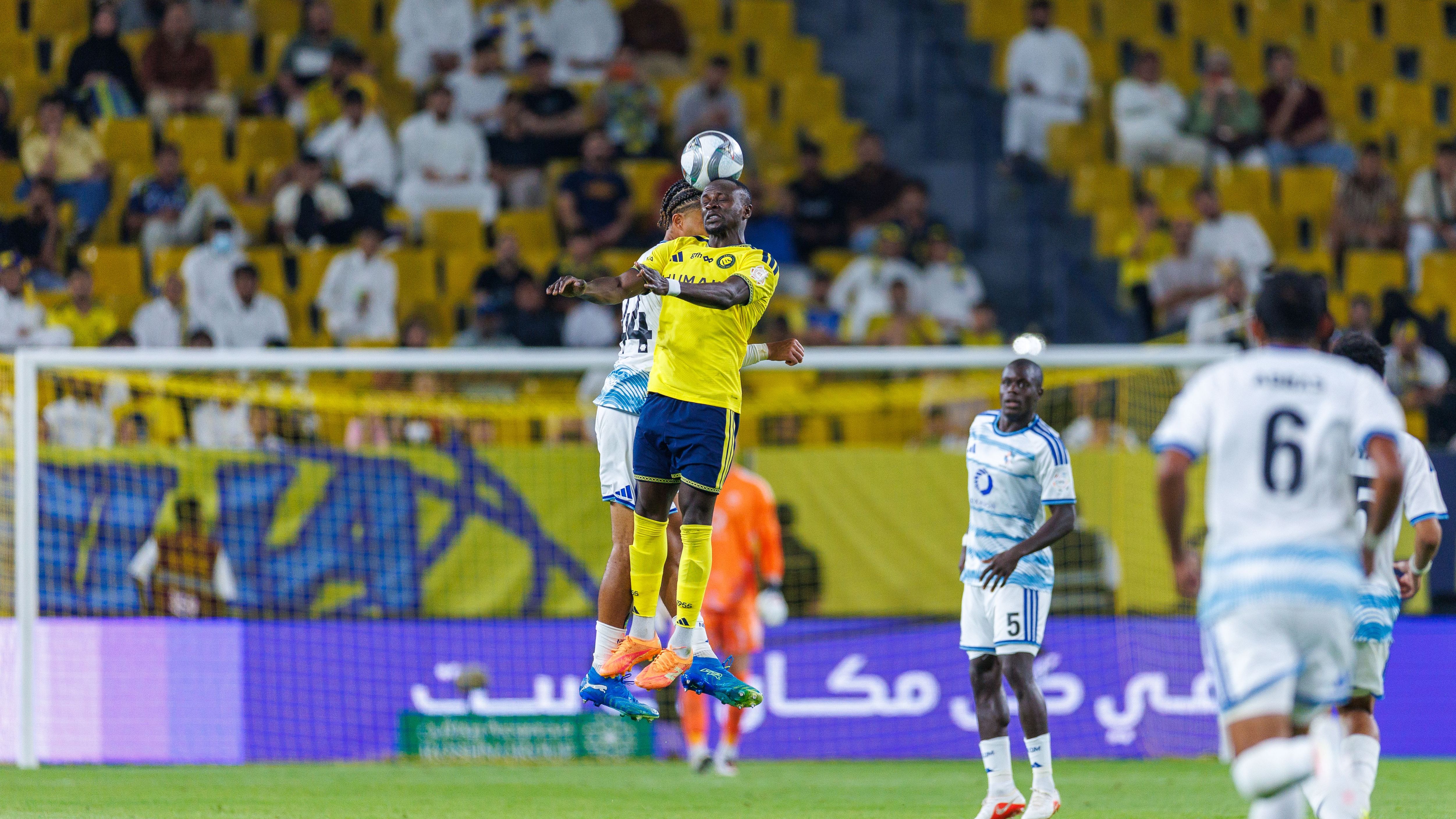 فيديو: ركلة تشعل الفوضى بعد فوز النصر.. اشتباك عنيف مع إداري نيوم!