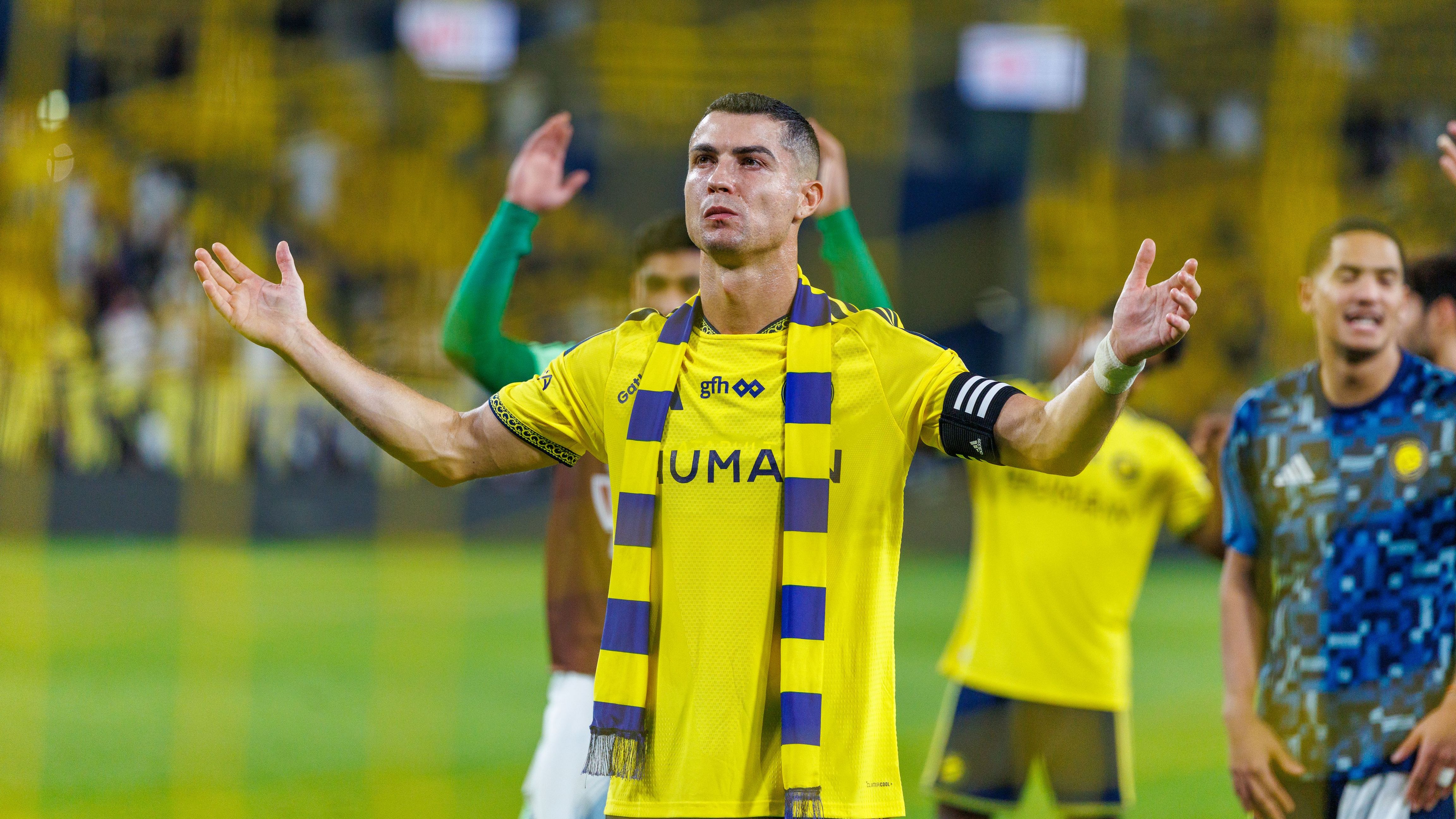 بتعليق ملهم.. كريستيانو رونالدو يقتحم أجواء مباراة باريس وبرشلونة