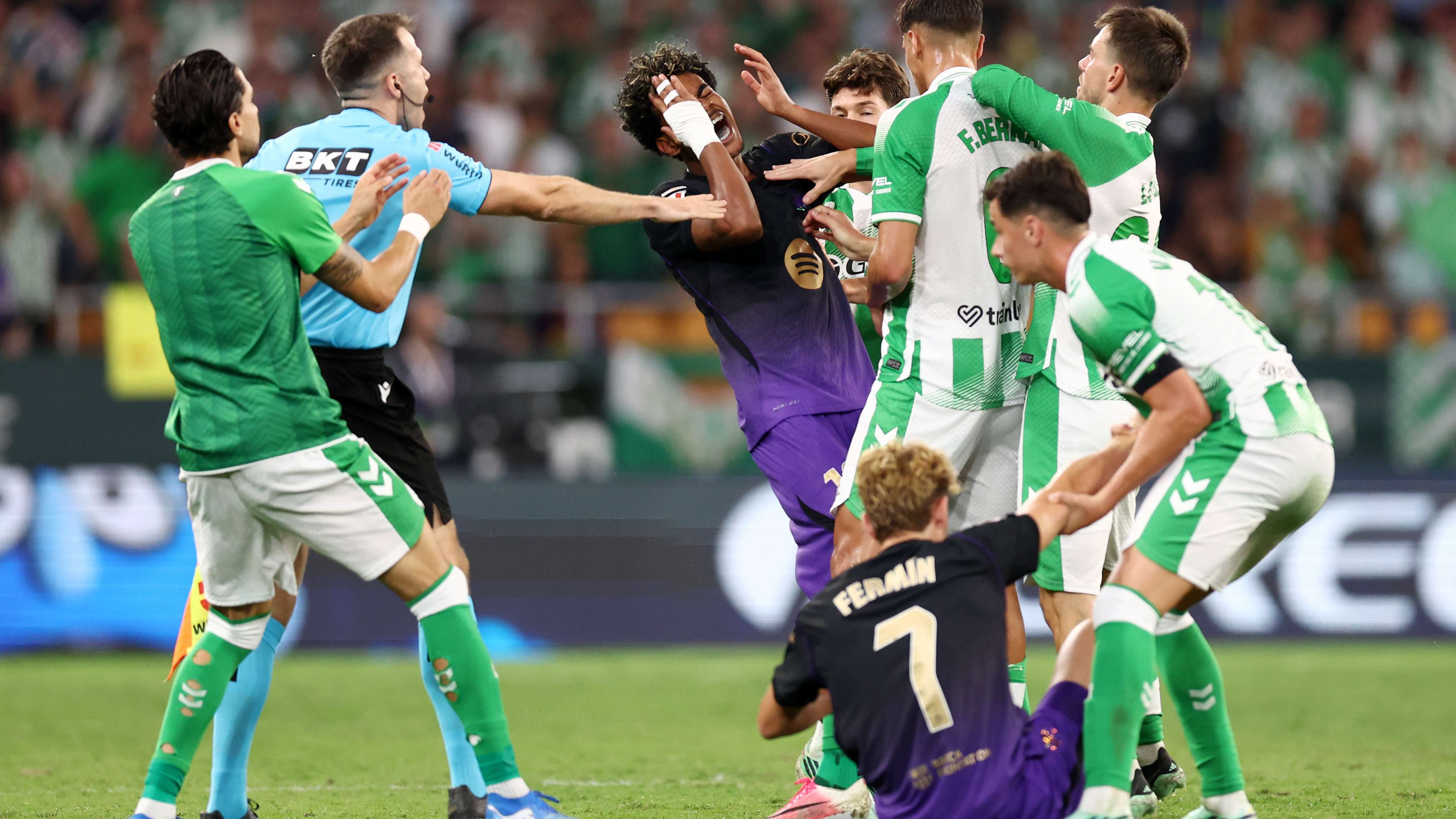 بالفيديو: هدف الزلزولي يشعل معركة.. ويامال يتسبب في طرد لاعب بيتيس