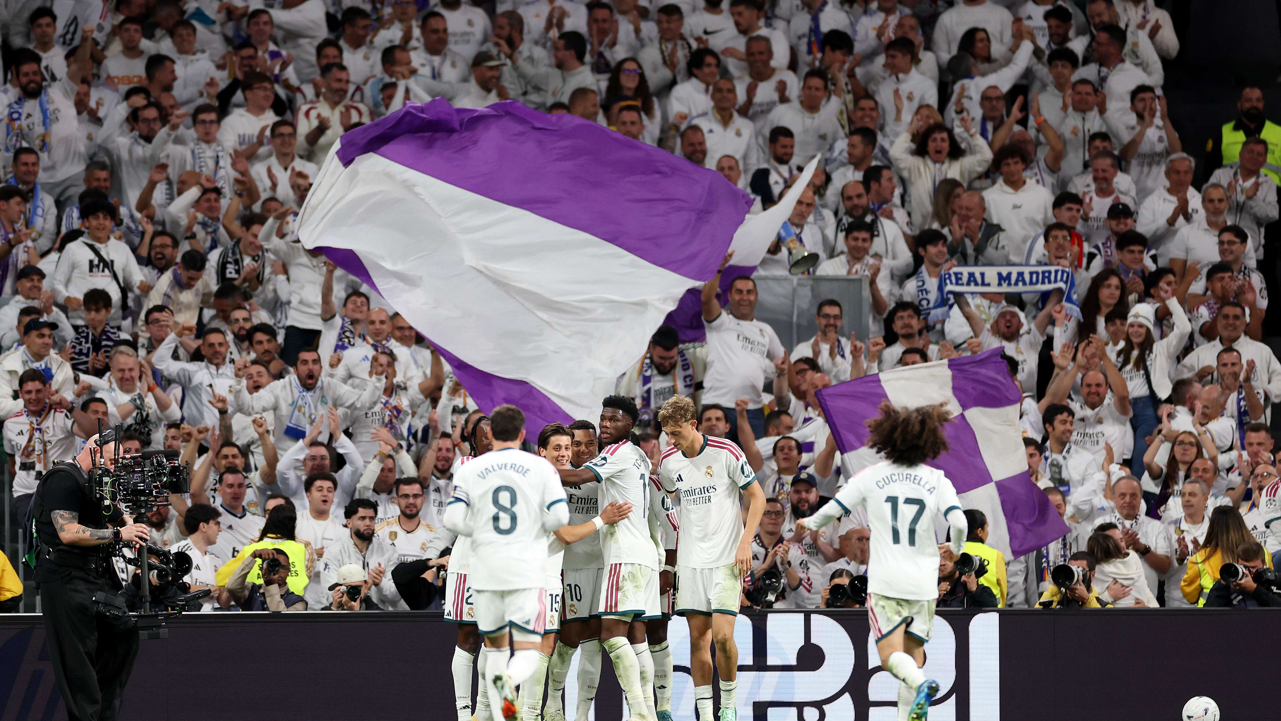 ريال مدريد ضد إشبيليةفيديو: ريال مدريد يعزف "من دون فينيسيوس".. و"صافرة الجدل" تعكر حفل البرنابيو17:0518 أكتوبر 2026