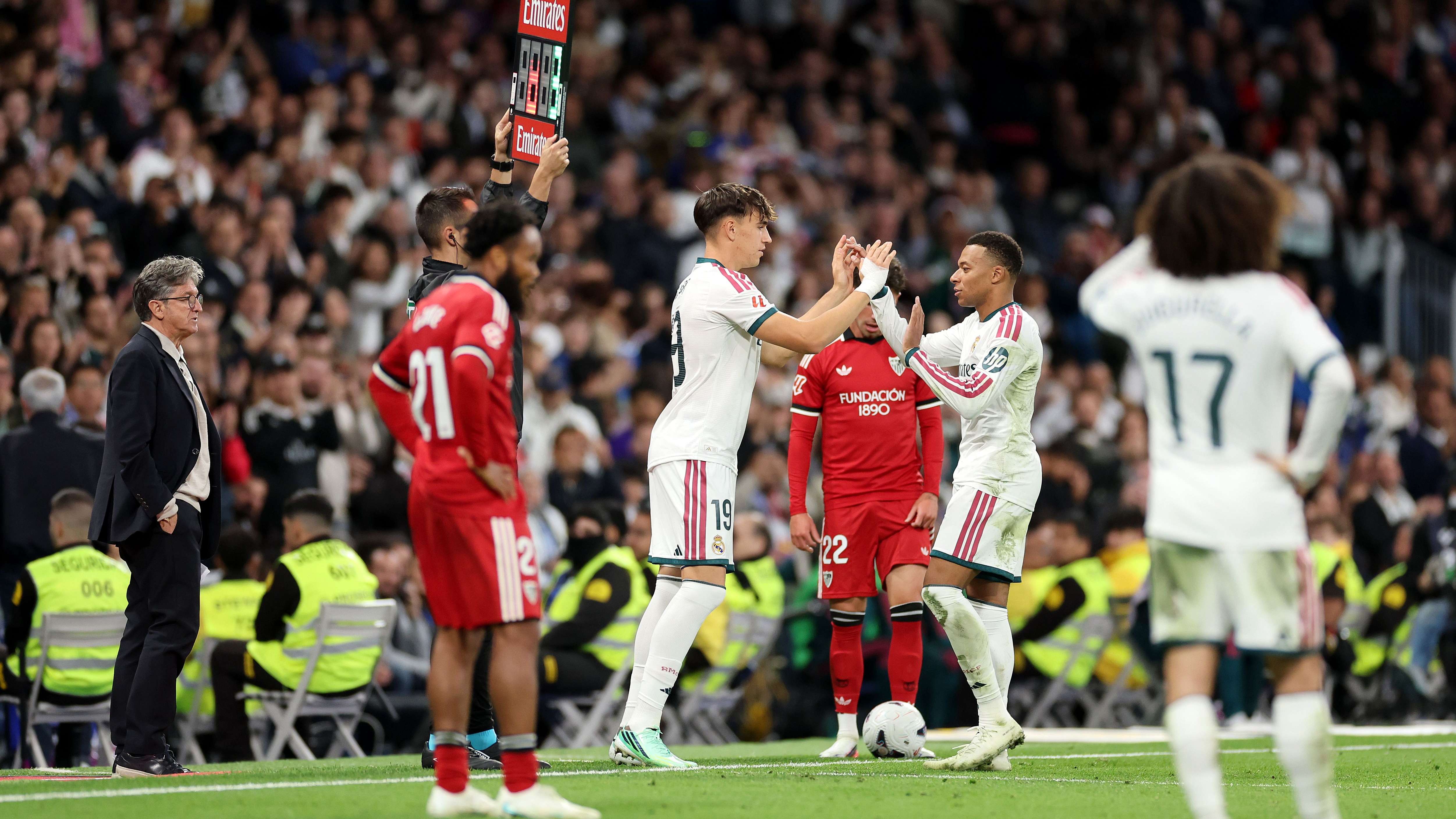 ريال مدريد ضد إشبيليةسانشيز: فوز برشلونة في الكلاسيكو سيُعيد أسطوانة "الدوري النيجيري القذر!"الجدل أصبح كبيرا03:1619 أكتوبر 2026