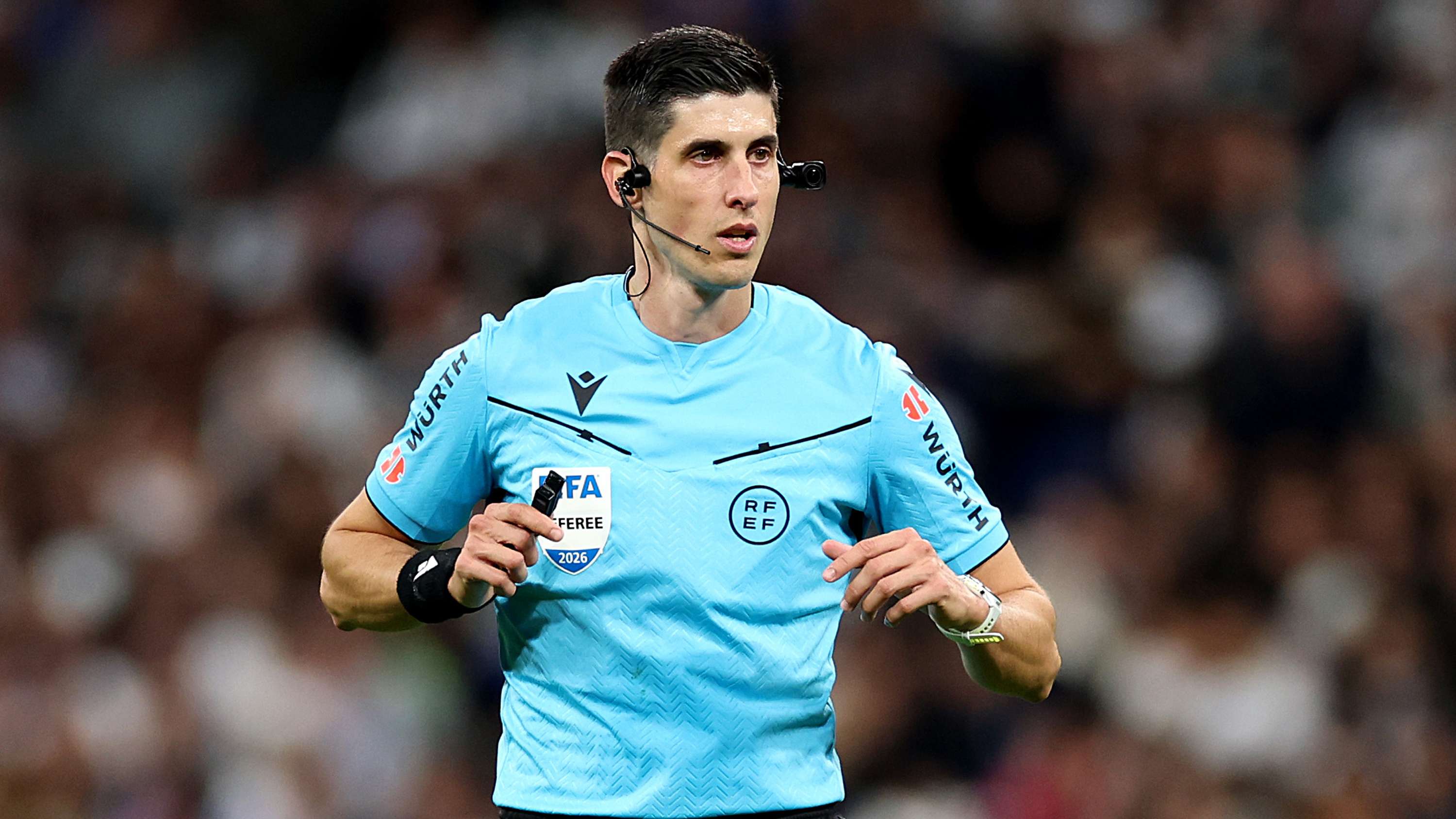 ريال مدريد ضد إشبيليةلغز الـ26 كاميرا في البرنابيو.. كيف اختفت اللقطة المثيرة للجدل في واقعة جولر؟مسلسل لا ينتهي06:3719 أكتوبر 2026