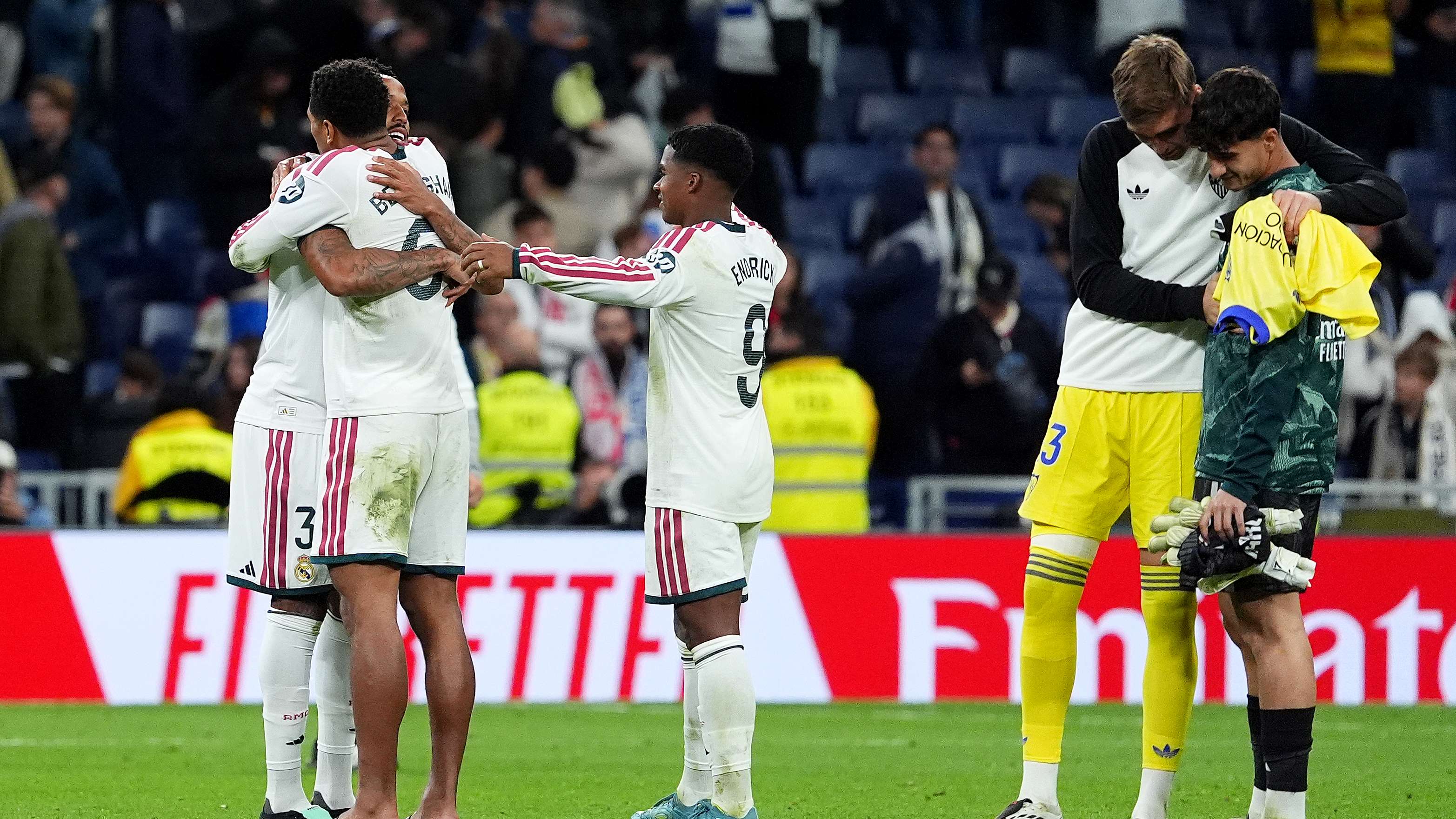 ريال بيتيس ضد برشلونةقناة ريال مدريد بعد الجدل التحكيمي: نخوض دوري "برشلونة- تيباس- نيجريرا" الفاسد"هناك ميلٌ للإضرار بريال مدريد"02:4719 أكتوبر 2026