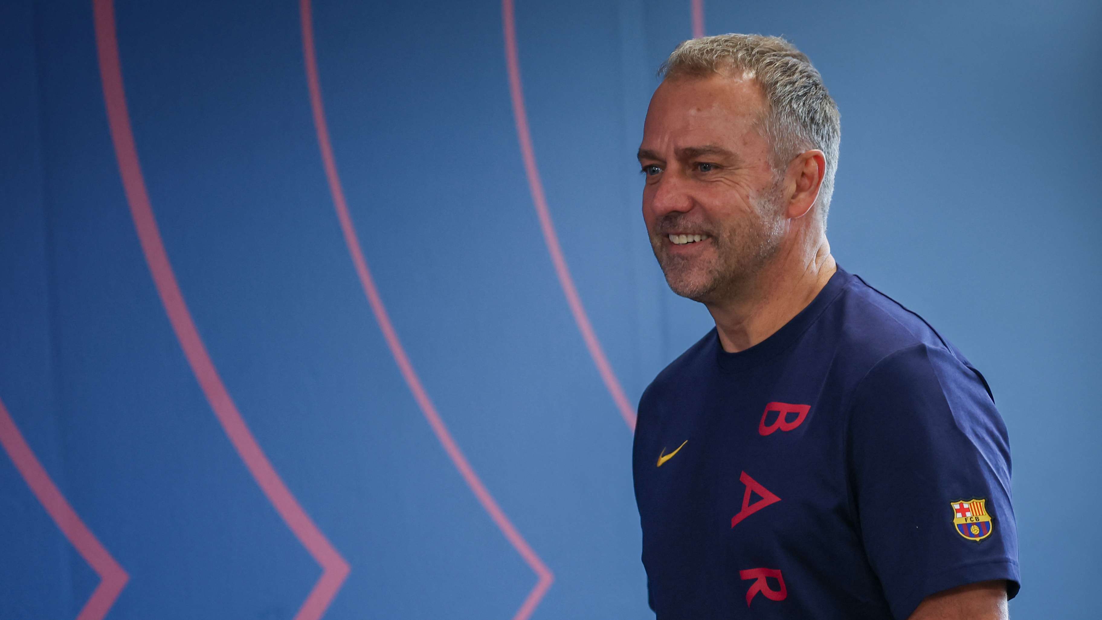 هانسي فليك"أثق في الحكام ولا أحب العناوين الرنّانة".. فليك يرفض الانجرار لجدل ريال مدريدمدرب برشلونة يبتعد عن الضجيج ويختار الصمت قبل الكلاسيكو07:3824 أكتوبر 2026