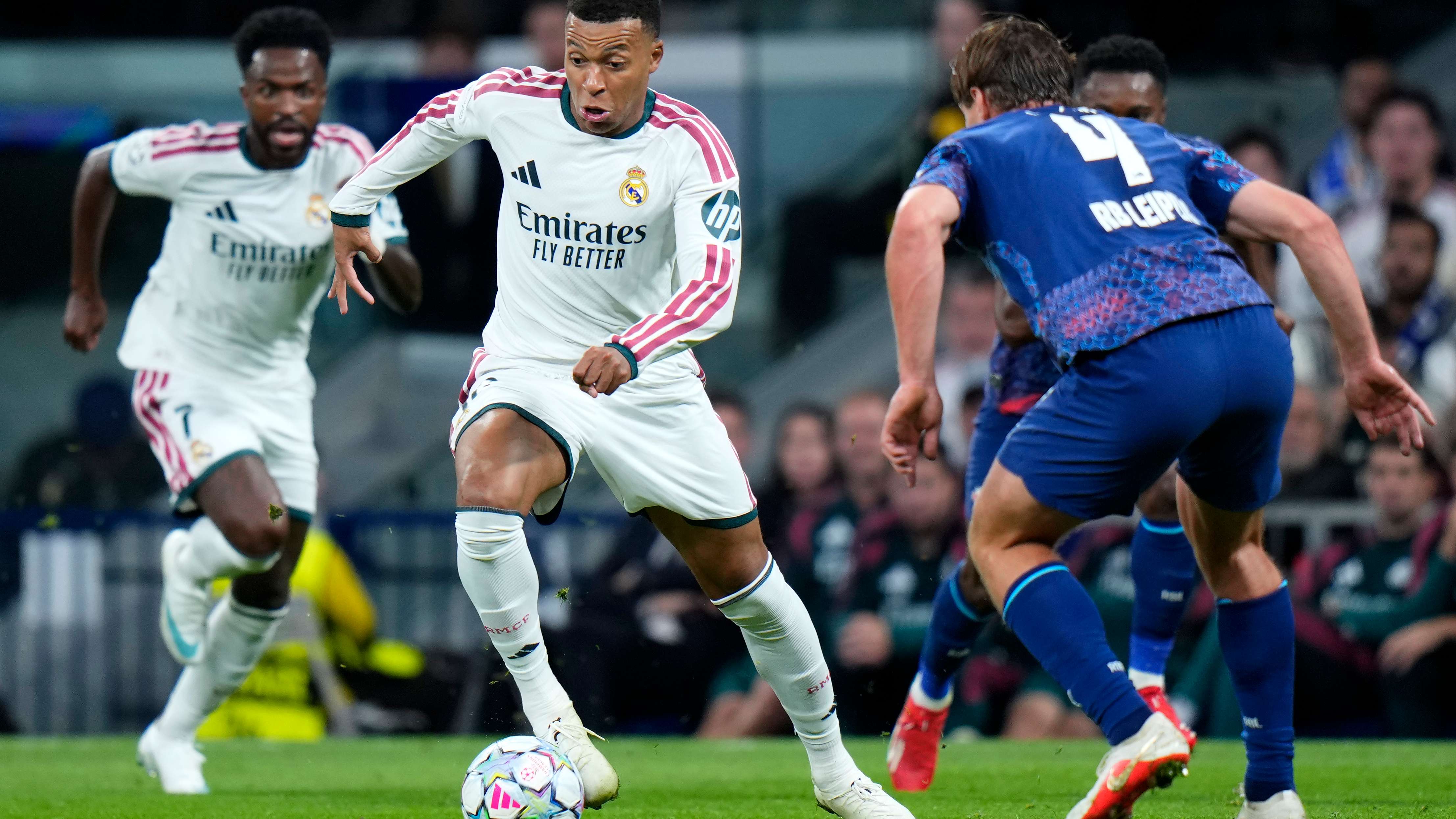برشلونة ضد ريال مدريدنجم برشلونة: من لا يرى جودة مبابي أعمىجافي يكيل المديح لمنافسه في الكلاسيكو18:0424 أكتوبر 2026