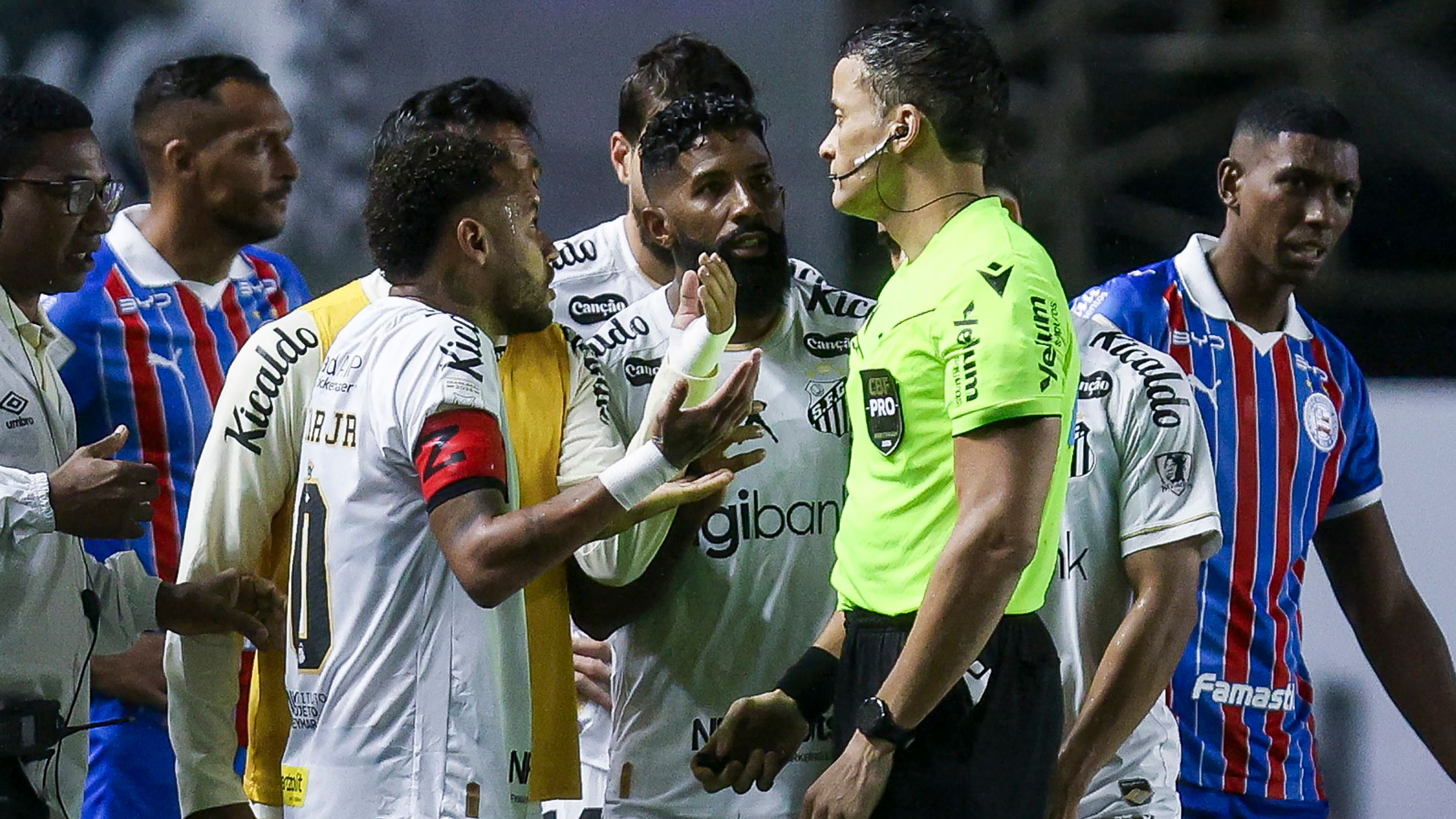 فيديو: قانون فينيسيوس يورط نيمار في الدوري البرازيلي