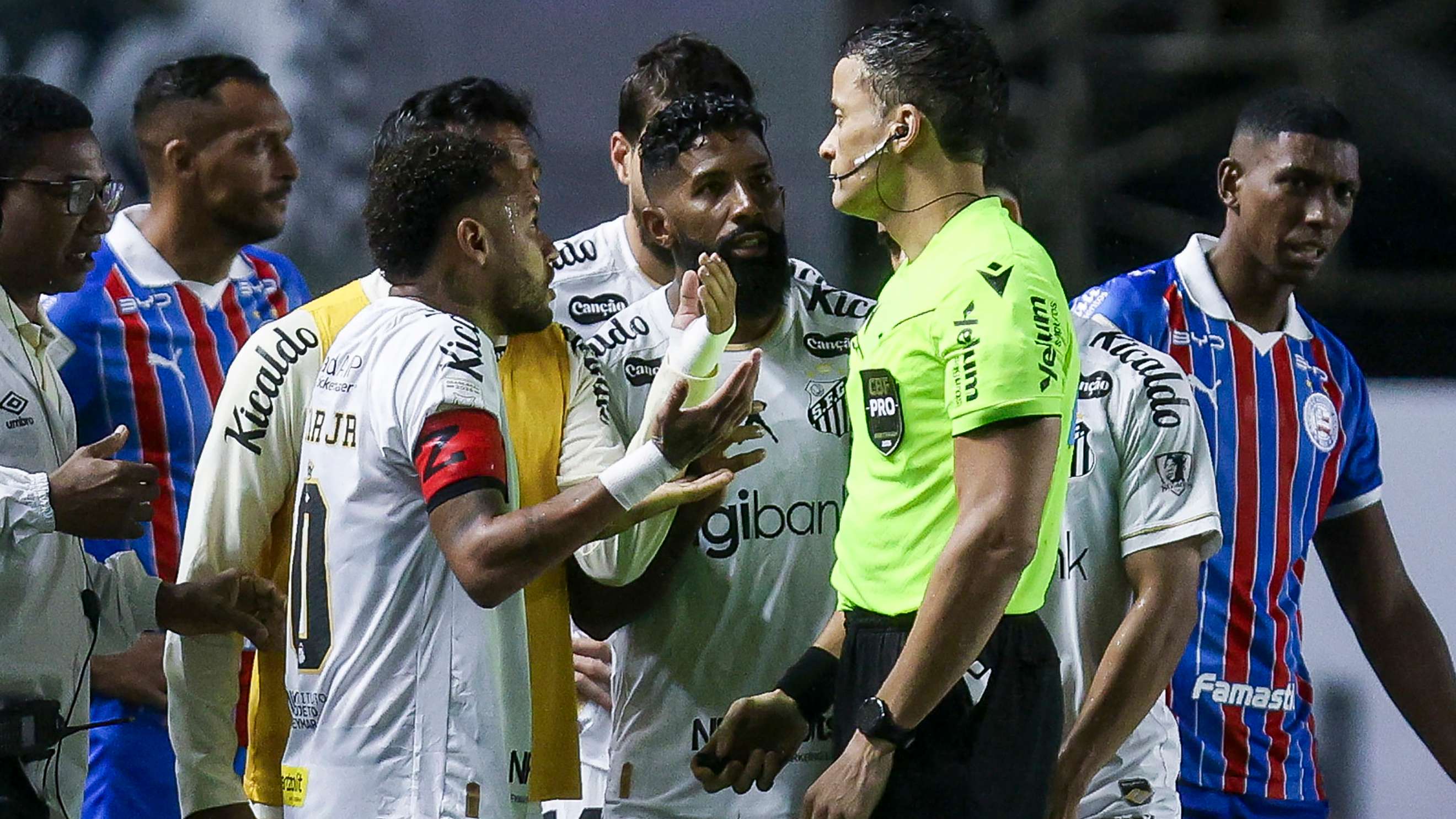 نيمارفيديو: قانون فينيسيوس يورط نيمار في الدوري البرازيليطرد مثير لنجم البارسا السابق02:1425 أكتوبر 2026