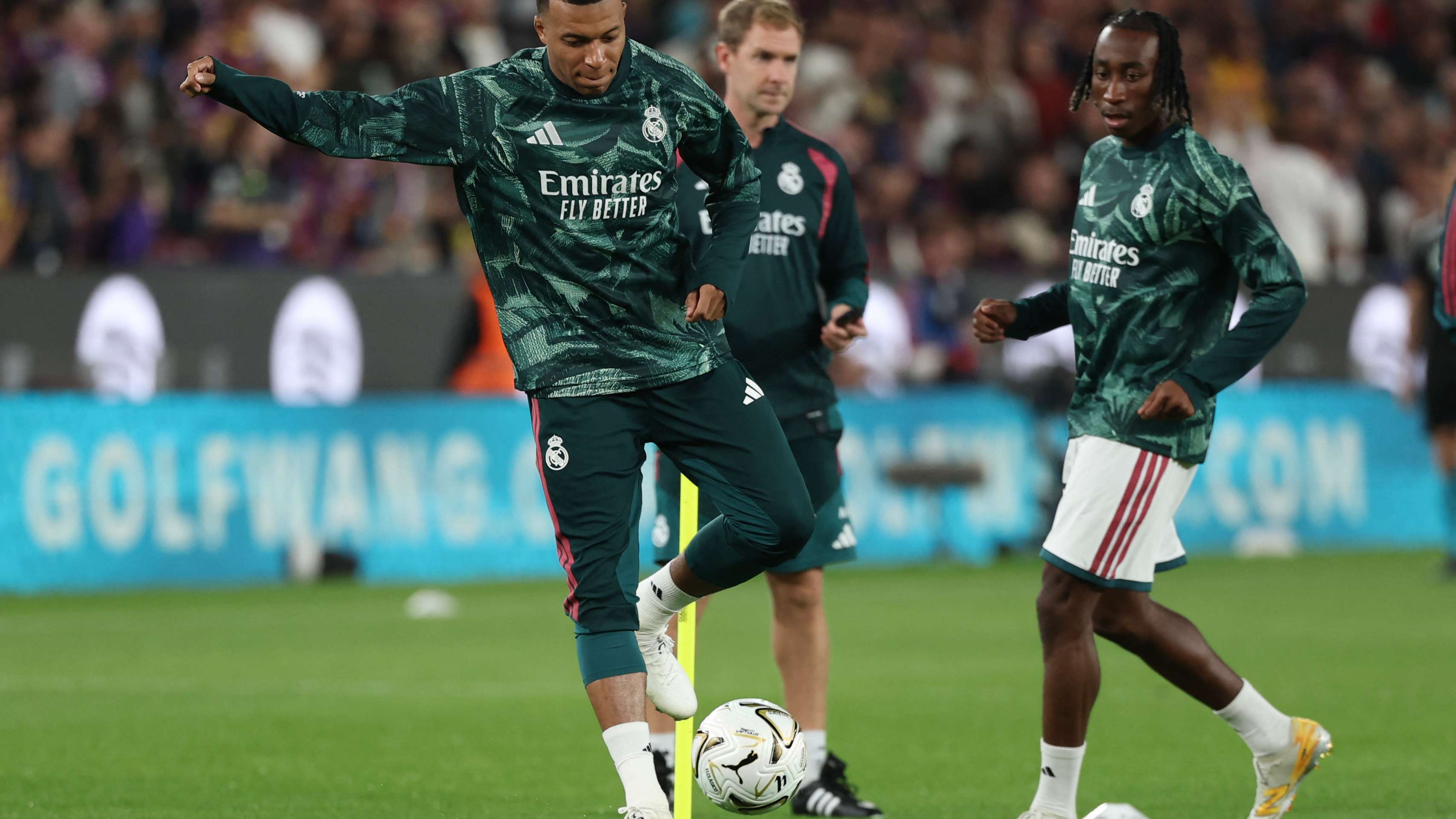 برشلونة ضد ريال مدريدصافرات الغضب تستقبل ريال مدريد في كامب نو قبل انطلاق الكلاسيكووالتحية للاعبي برشلونة15:4025 أكتوبر 2026