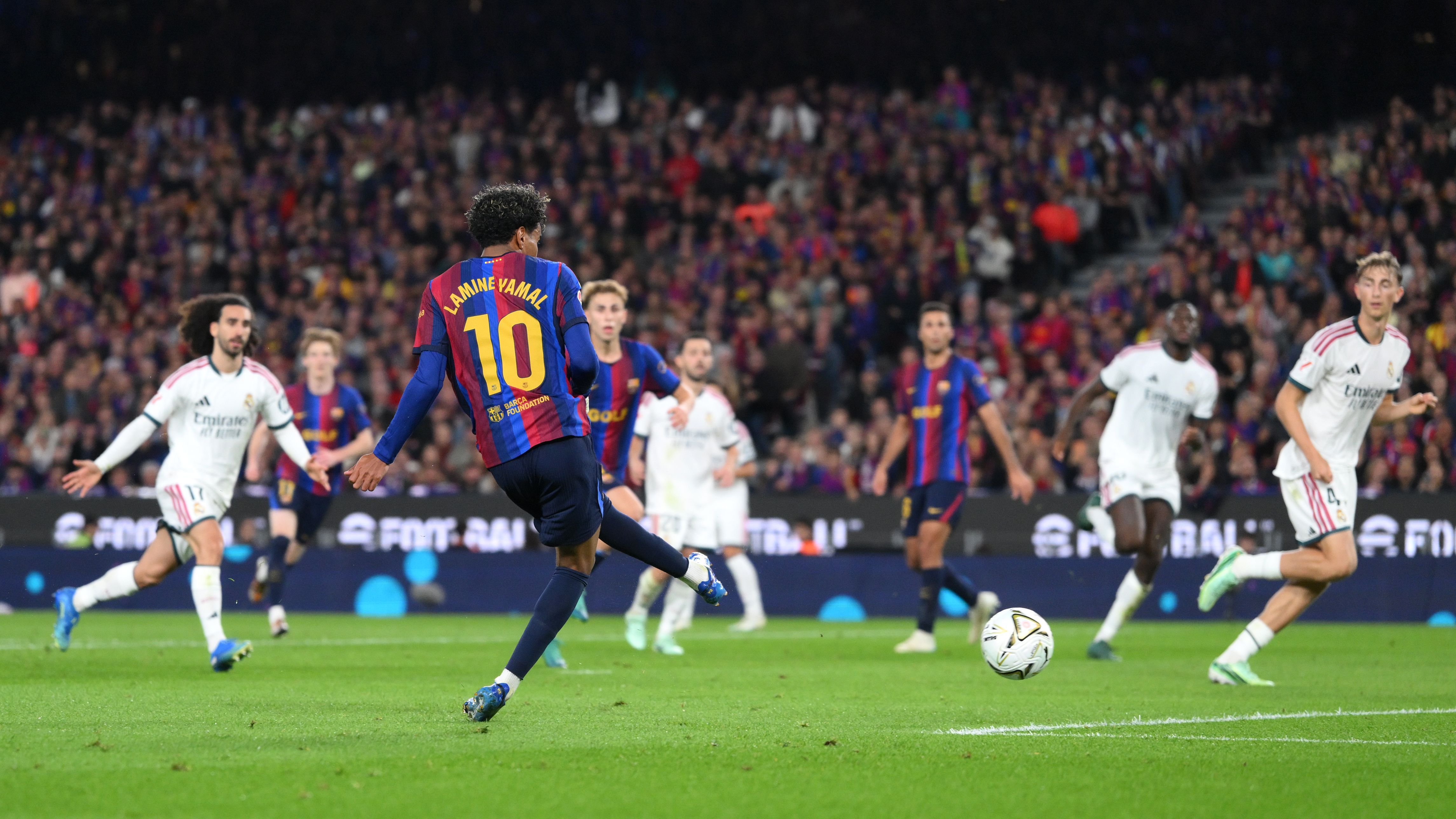الشوط الأول يفضح أزمة برشلونة.. سيناريو باريس يتكرر