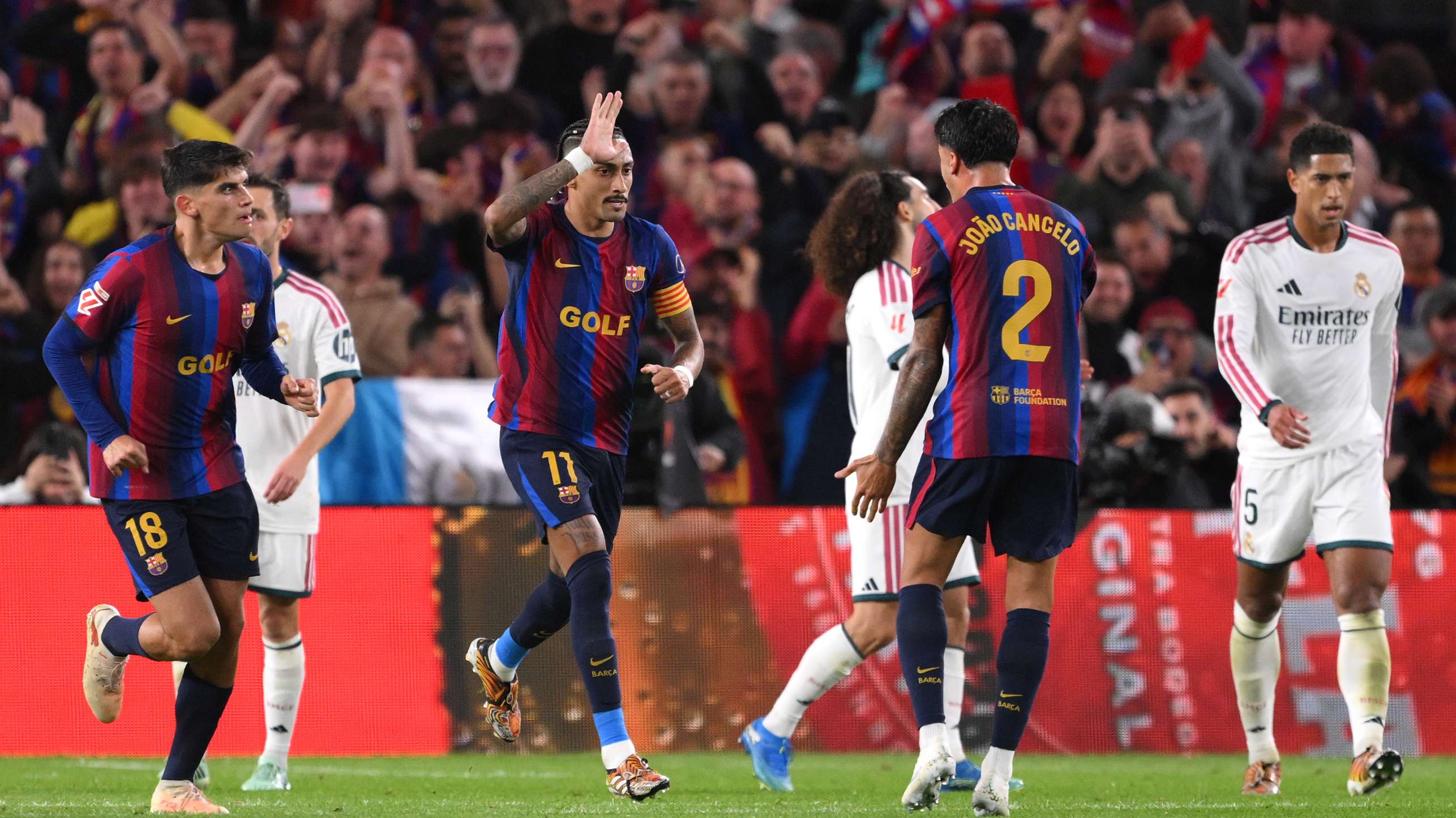 برشلونة ضد ريال مدريدفيديو: رافينيا يعيد برشلونة للكلاسيكو.. ويُشعل المواجهة أمام الريالقبل أقل من ربع ساعة على الشوط الثاني17:3125 أكتوبر 2026